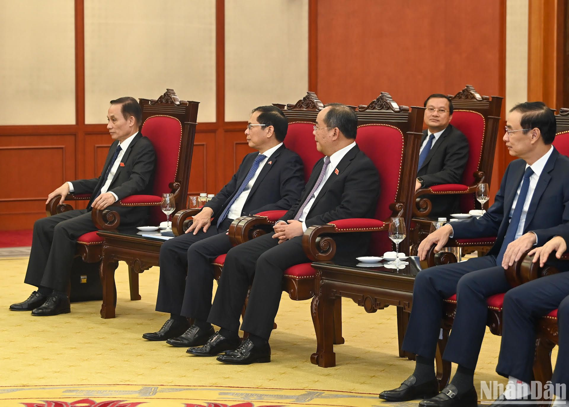 Trưởng Ban Đối Ngoại Trung ương Lê Hoài Trung, Bộ trưởng Ngoại giao Bùi Thanh Sơn, Chủ nhiệm Văn phòng Chủ tịch nước Lê Khánh Hải và các đại biểu dự buổi tiếp.