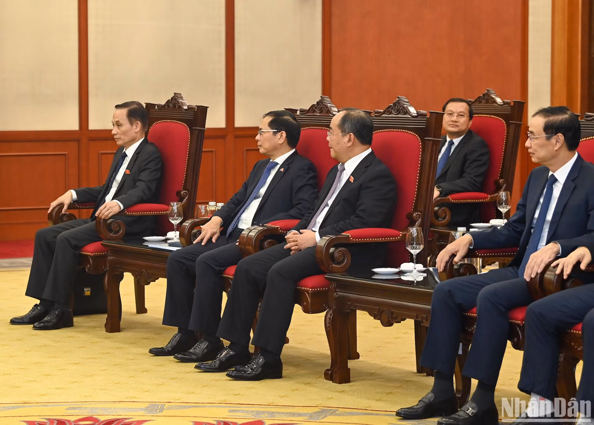 Trưởng Ban Đối Ngoại Trung ương Lê Hoài Trung, Bộ trưởng Ngoại giao Bùi Thanh Sơn, Chủ nhiệm Văn phòng Chủ tịch nước Lê Khánh Hải và các đại biểu dự buổi tiếp.