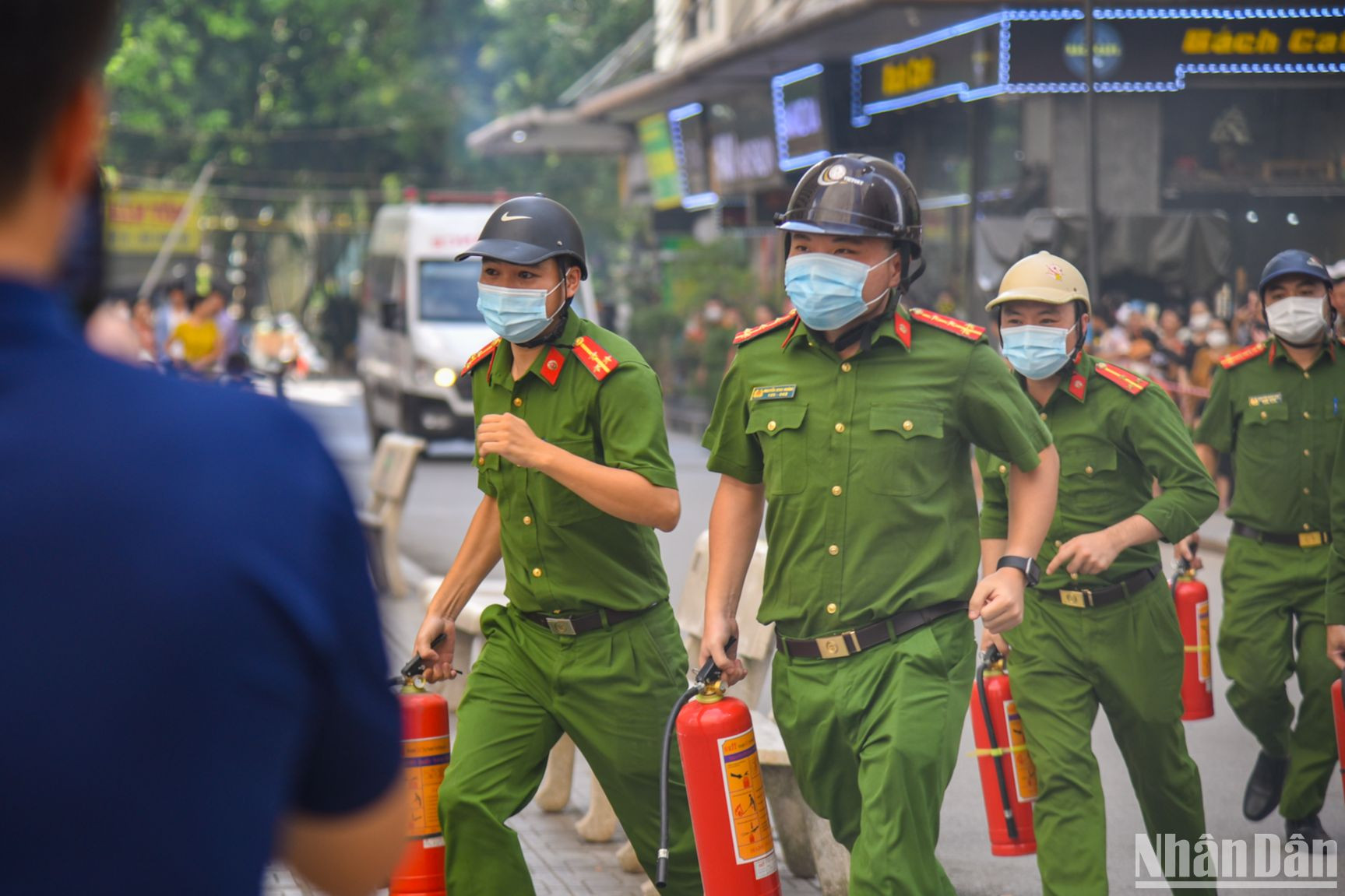 Nhận được tin báo, lực lượng chức năng có mặt ngay tại hiện trường phối hợp cùng lực lượng cảnh sát phòng cháy, chữa cháy và cứu nạn, cứu hộ thực hành "bốn tại chỗ" (chỉ huy tại chỗ, lực lượng tại chỗ, phương tiện tại chỗ, vật tư và hậu cần tại chỗ), kịp thời khống chế ngọn lửa và tổ chức các hoạt động cứu nạn, cứu hộ.