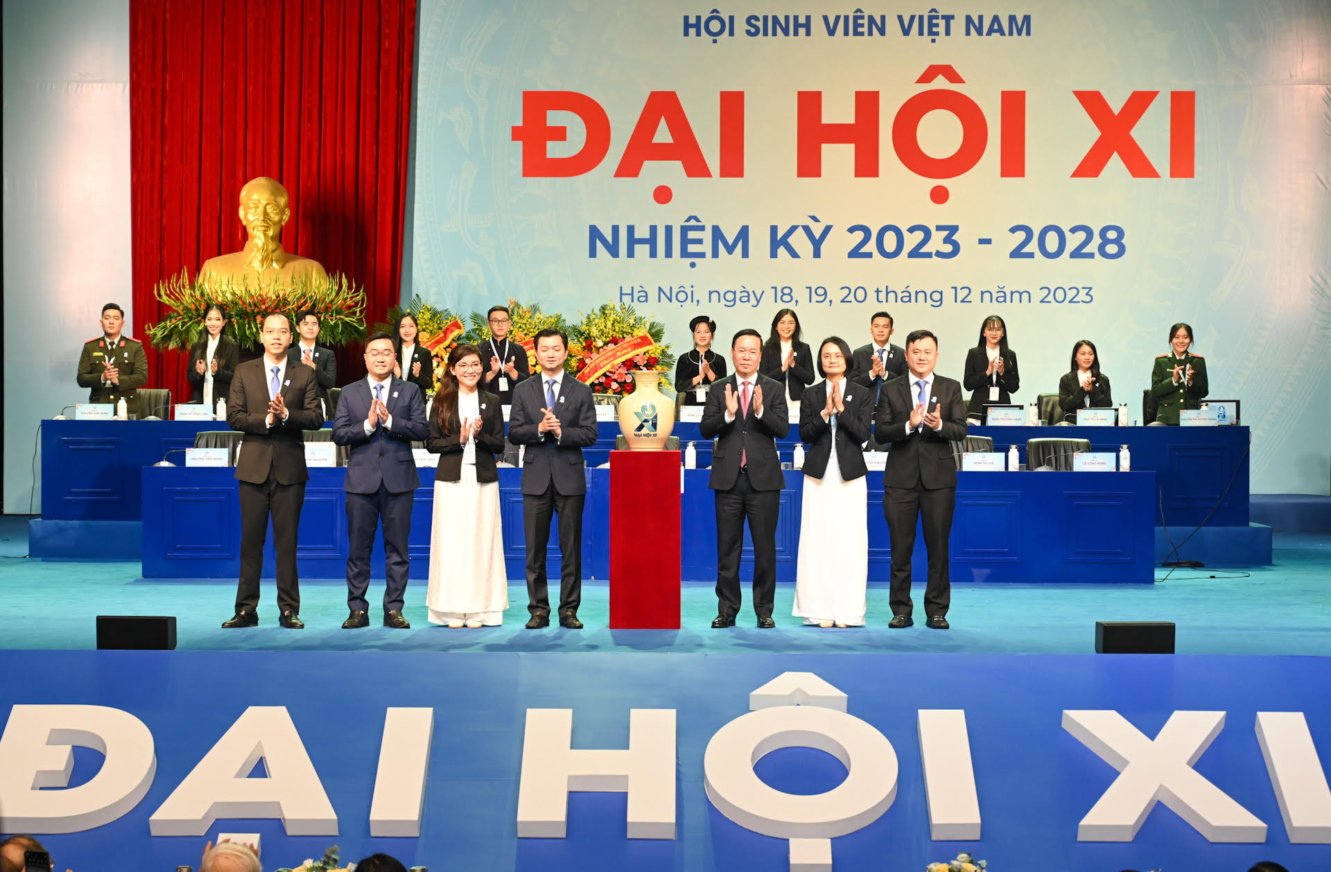 Chủ tịch nước Võ Văn Thưởng tặng quà chúc mừng Đại hội.