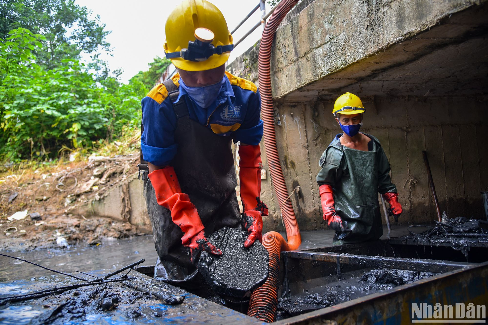 Những loại rác thải như đá, gạch, cành cây được sàng lọc kĩ càng trước khi xử lý. Những loại rác thải như đá, gạch, cành cây được sàng lọc kĩ càng trước khi xử lý.
