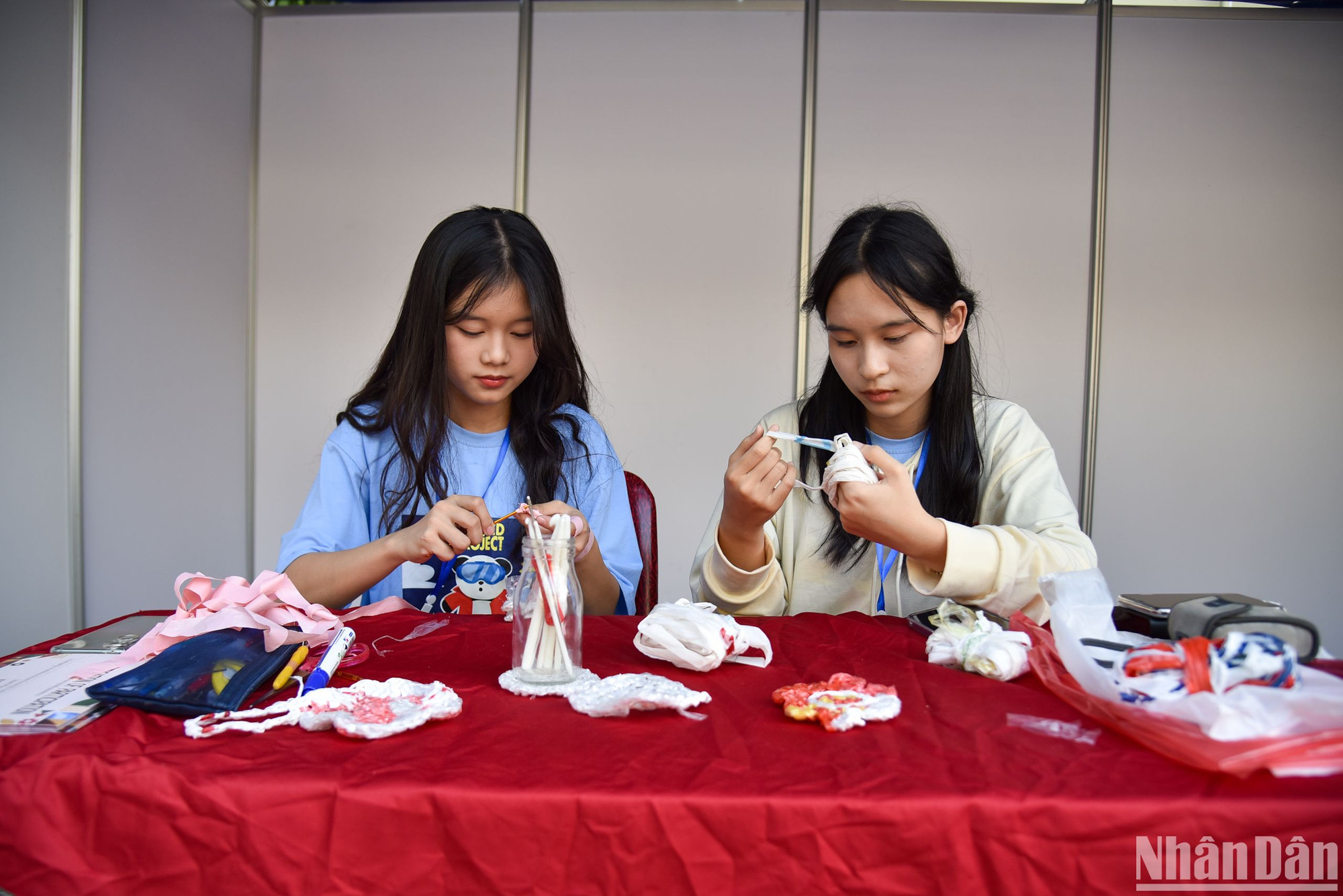 Những chiếc túi nilong bỏ đi sẽ được các bạn trẻ khéo léo đan thành hình bông hoa vô cùng đẹp mắt.