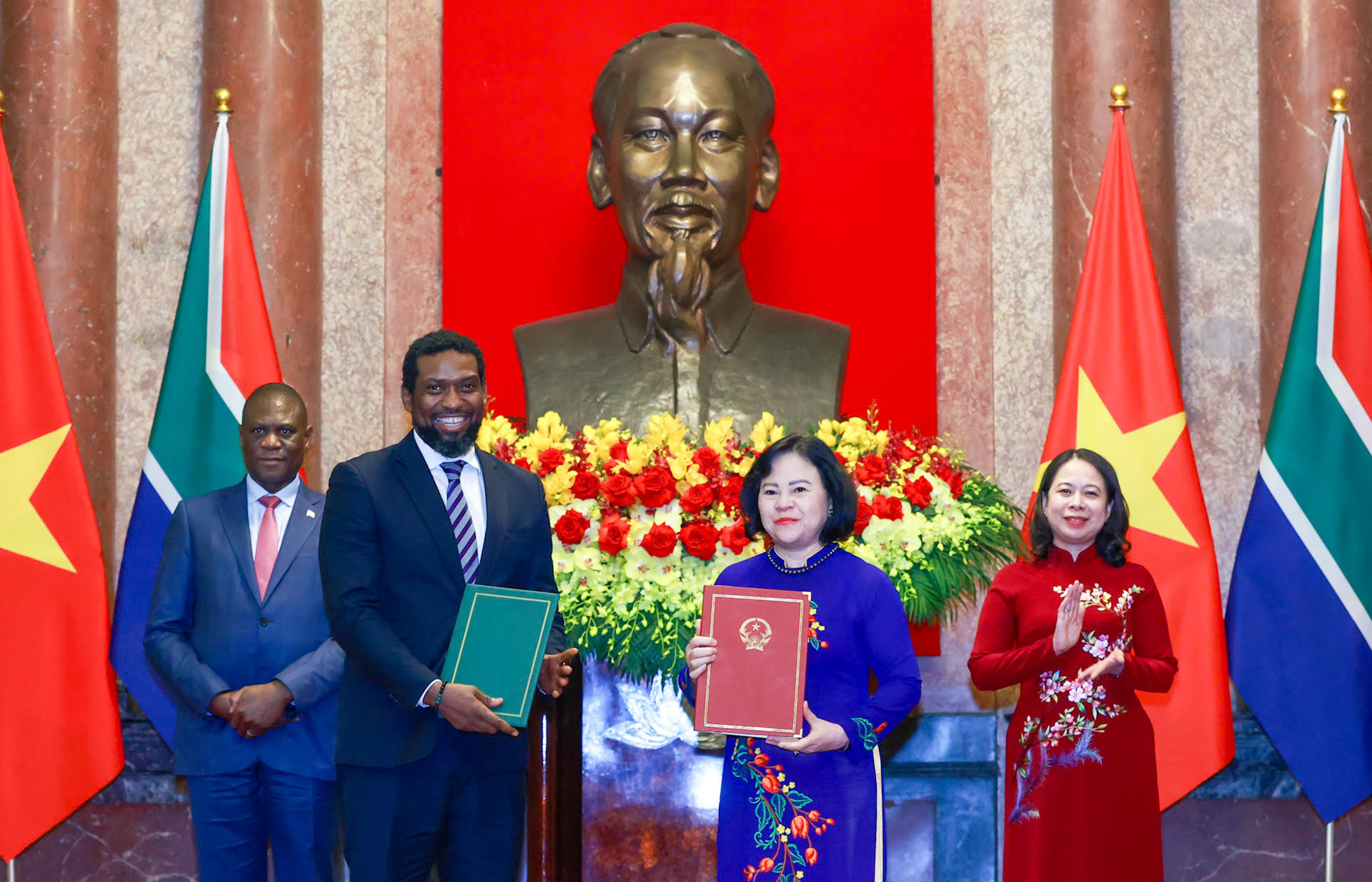 Phó Chủ tịch nước Võ Thị Ánh Xuân và Phó Tổng thống Cộng hòa Nam Phi Paul Mashatile chứng kiến trao Bản ghi nhớ giữa Bộ Giáo dục và Đào tạo Việt Nam và Bộ Giáo dục đại học, khoa học và đổi mới Nam Phi.