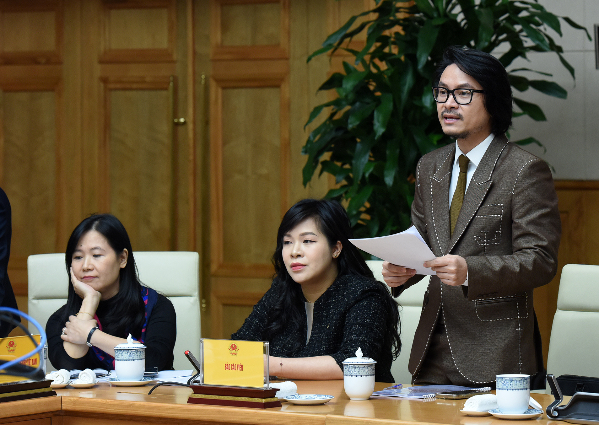 Đạo diễn Hoàng Nhật Nam chia sẻ những nội dung về nghệ thuật biểu diễn, du lịch văn hóa, thiết kế thời trang.