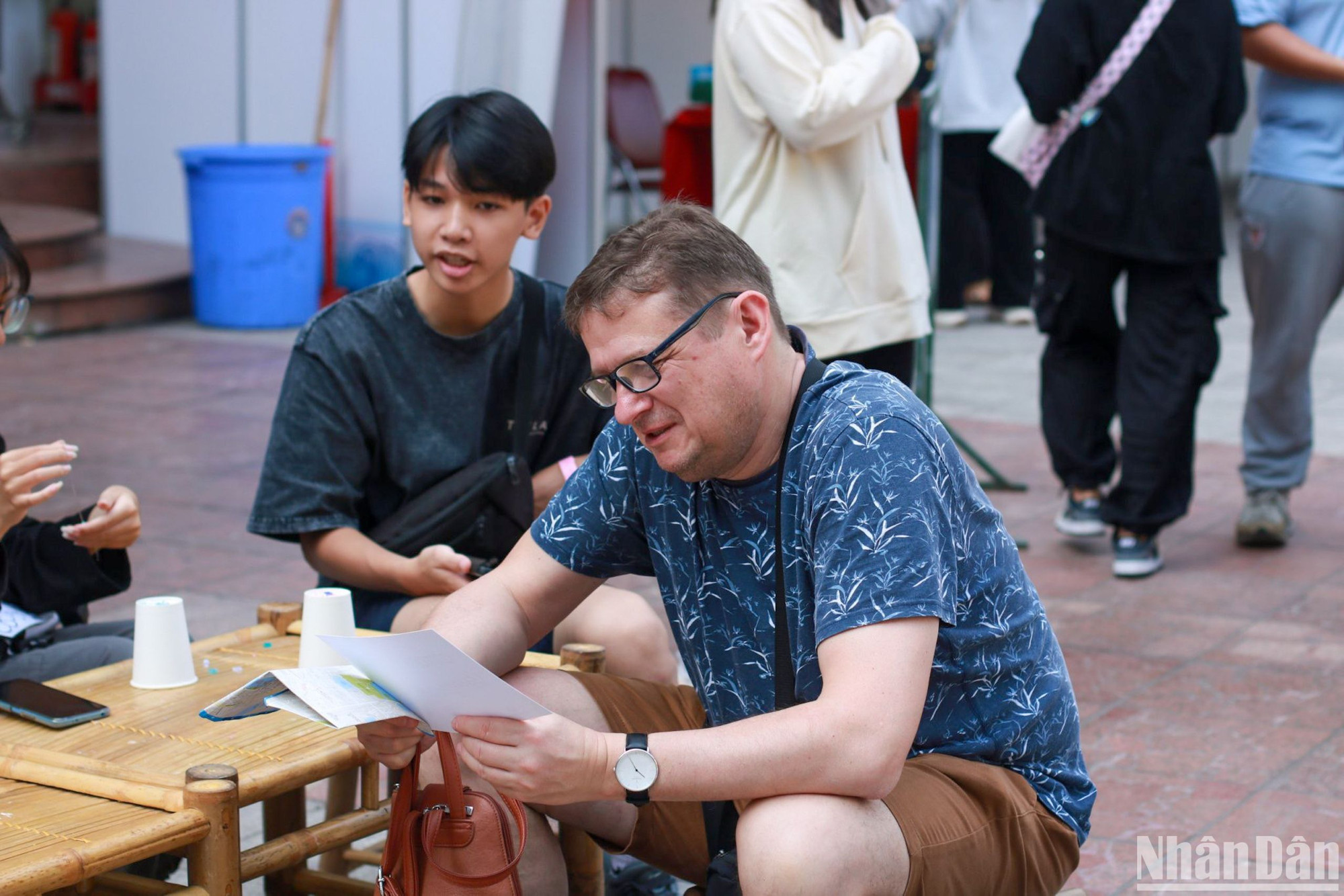 Du khách nước ngoài cũng rất quan tâm và hào hứng với sự kiện tái chế của bạn các trẻ thuộc nhóm Striped Project.