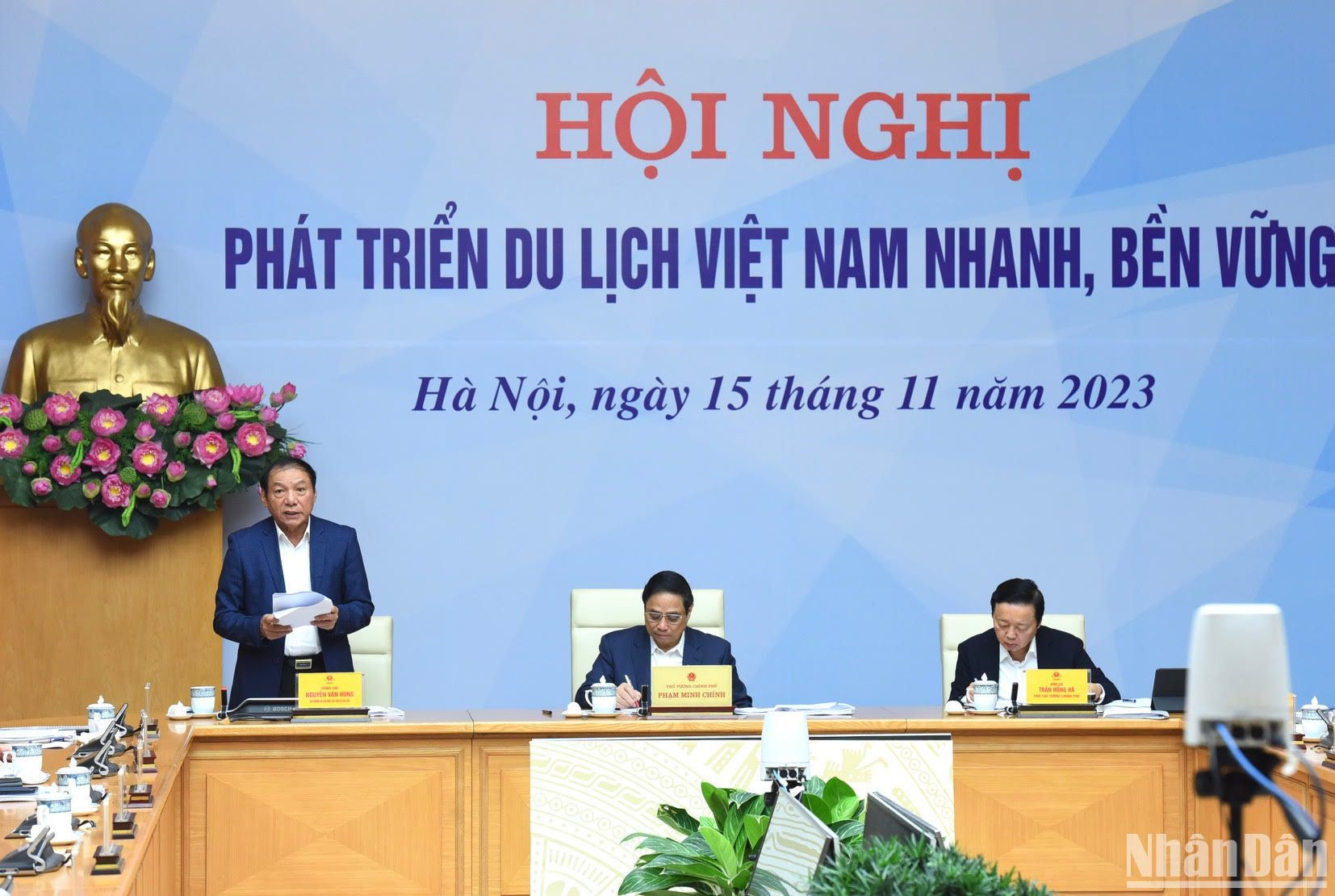 Bộ trưởng Văn hóa, Thể thao và Du lịch Nguyễn Văn Hùng báo cáo đánh giá thực trạng hoạt động du lịch thời gian qua; định hướng và các giải pháp phát triển du lịch Việt Nam nhanh, bền vững.