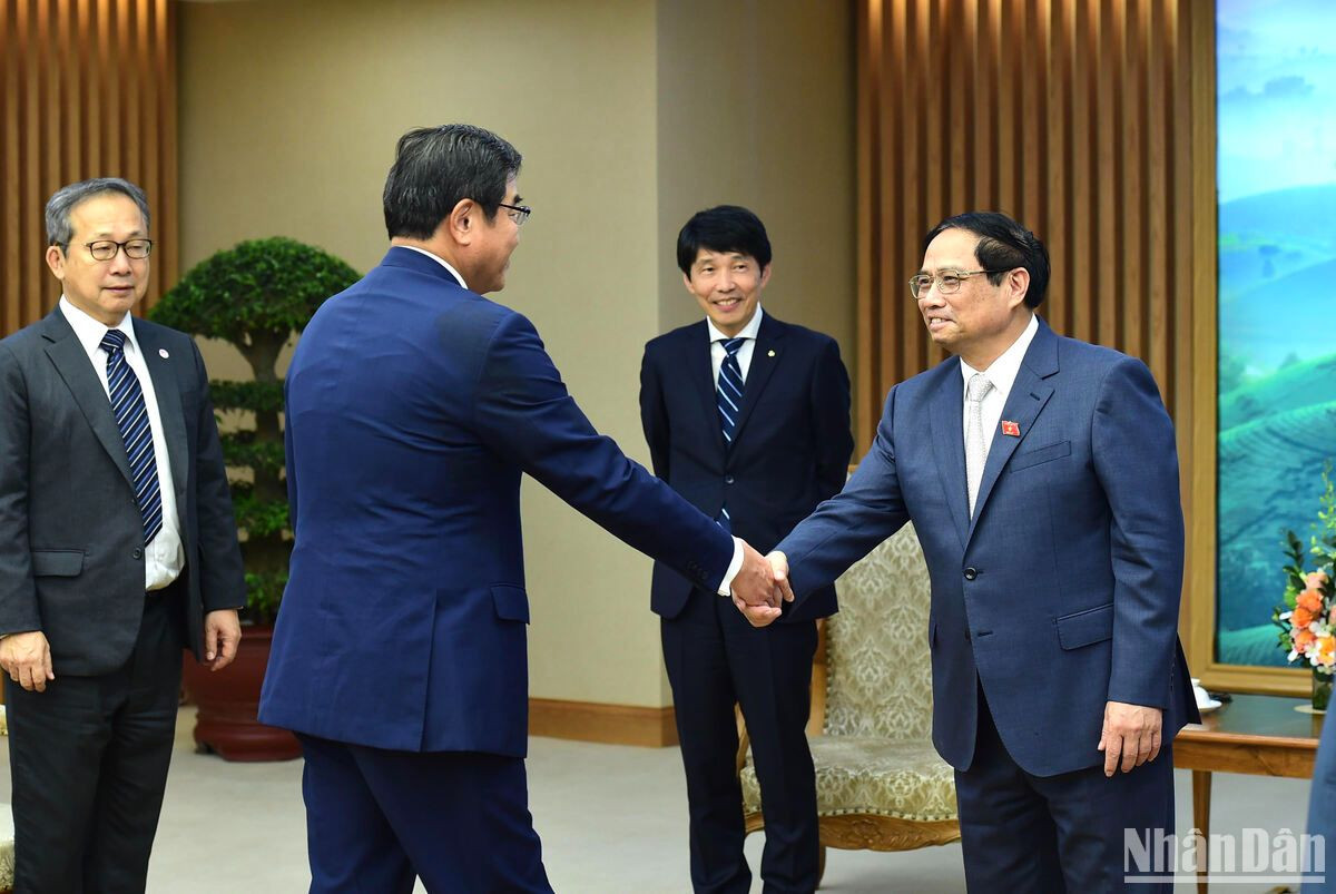 Thủ tướng Phạm Minh Chính đón các thành viên đi cùng Thống đốc tỉnh Gunma (Nhật Bản), ông Yamamoto Ichita. Thủ tướng Phạm Minh Chính đón các thành viên đi cùng Thống đốc tỉnh Gunma (Nhật Bản), ông Yamamoto Ichita.
