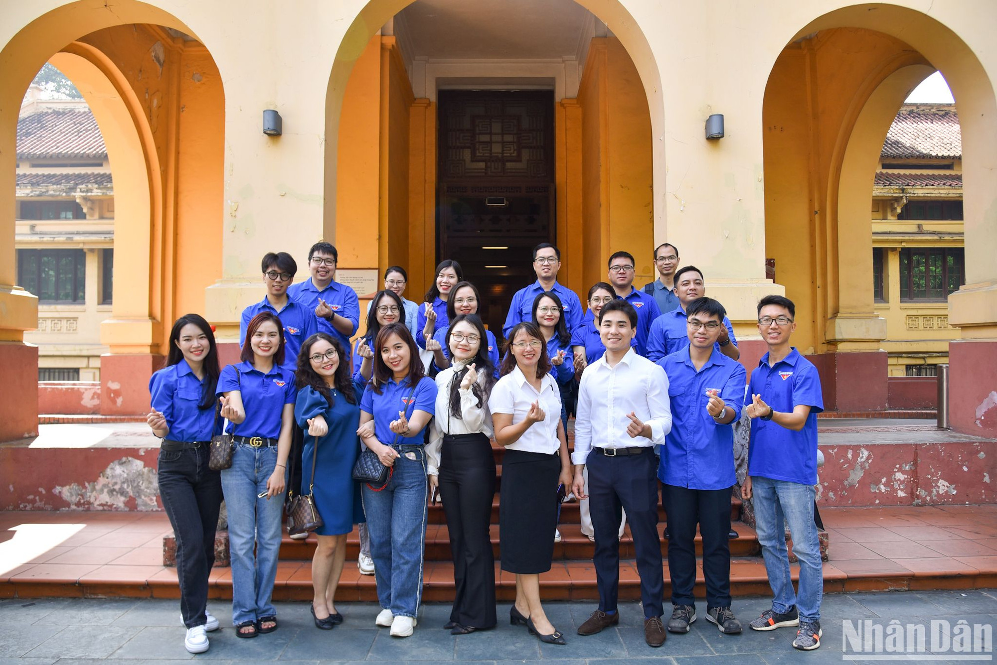 Các đoàn viên, thanh niên Báo Nhân Dân chụp ảnh lưu niệm tại Bảo tàng Tuổi trẻ Việt Nam.