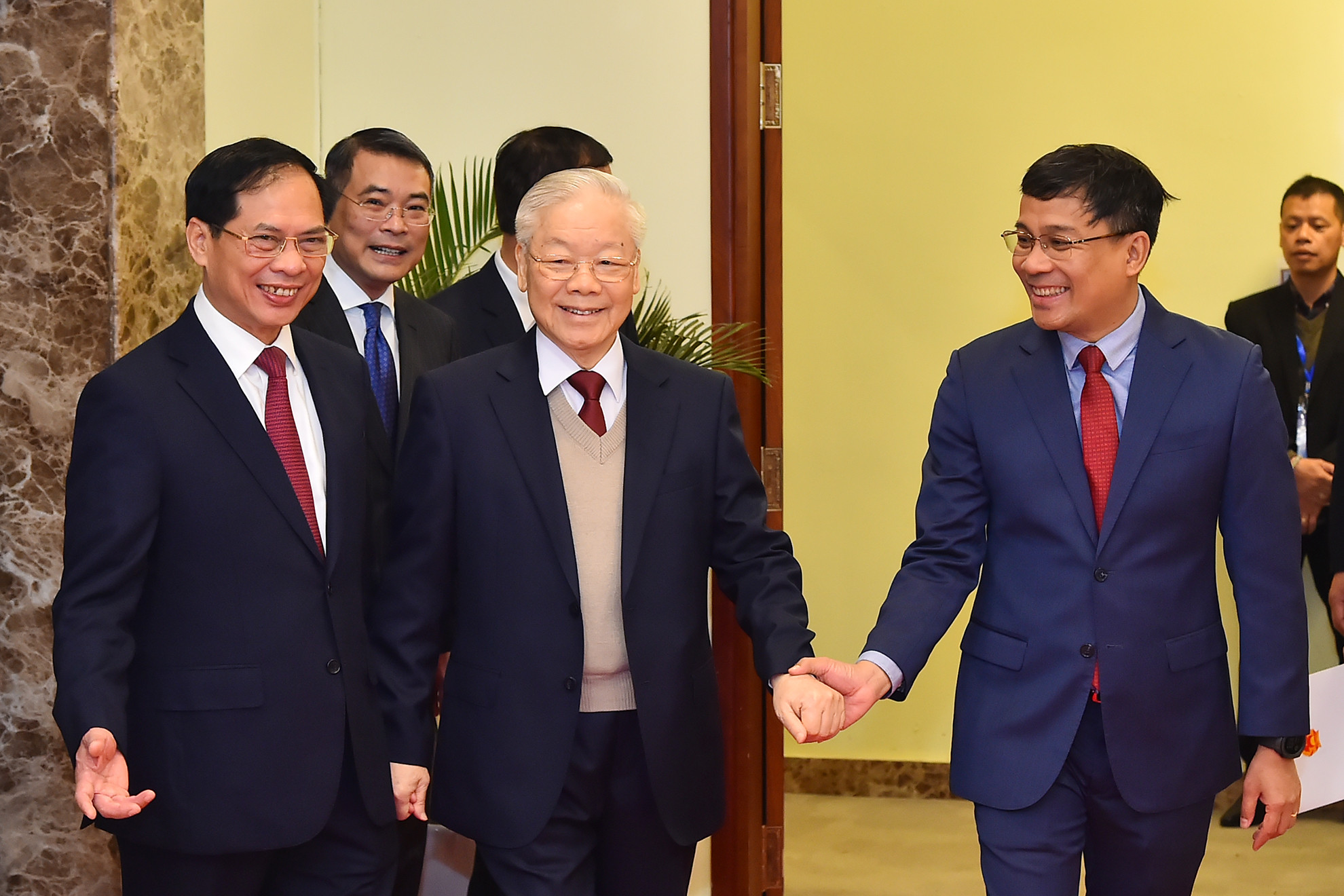 Các đồng chí lãnh đạo Bộ Ngoại giao đón Tổng Bí thư Nguyễn Phú Trọng tới dự phiên khai mạc Hội nghị Ngoại giao lần thứ 32.