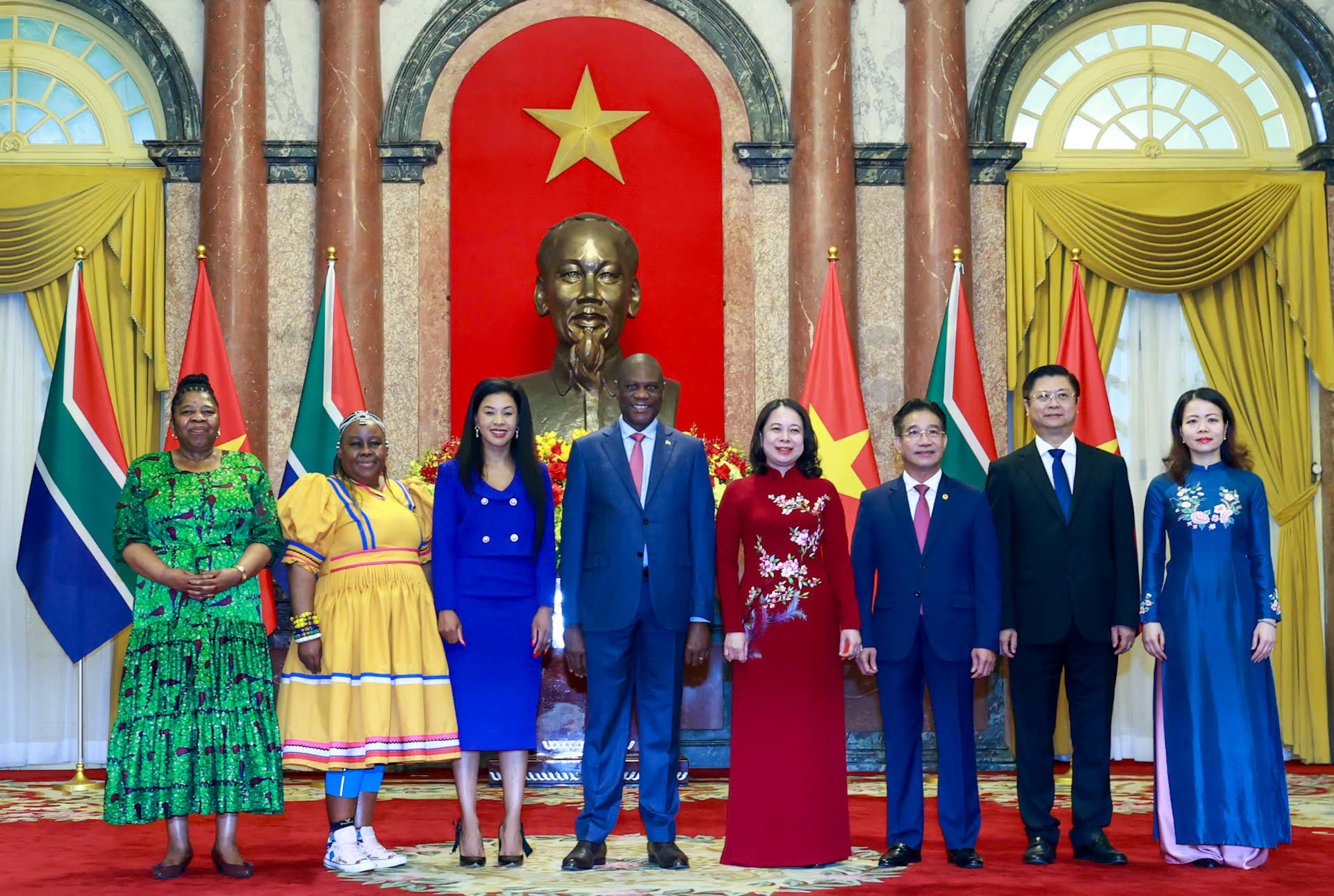 Phó Chủ tịch nước Võ Thị Ánh Xuân và Phó Tổng thống Cộng hòa Nam Phi Paul Mashatile chụp ảnh lưu niệm với đại biểu hai nước.