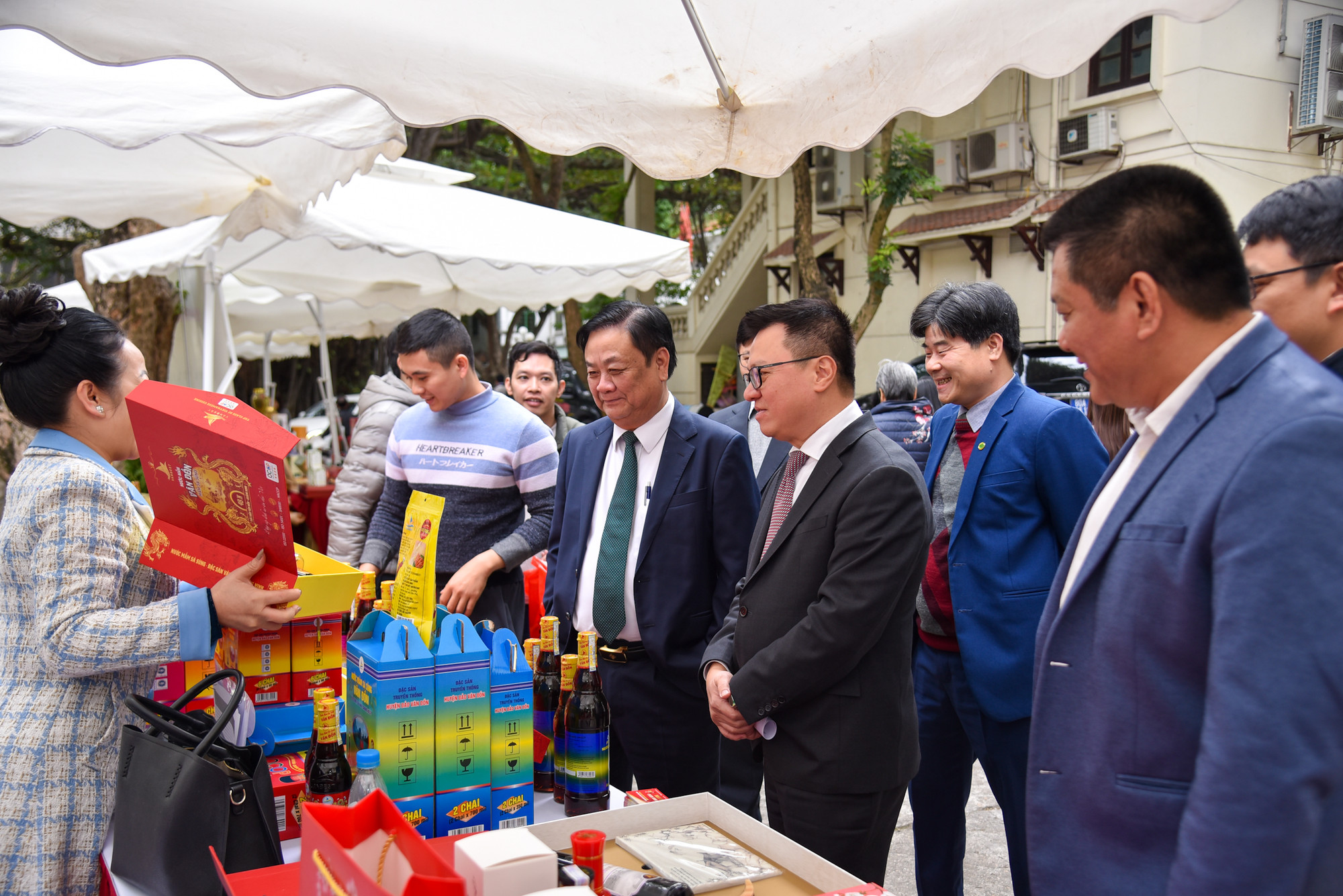 Đồng chí Lê Quốc Minh, Tổng biên tập Báo Nhân Dân cùng đồng chí Lê Minh Hoan, Bộ trưởng Nông nghiệp và Phát triển Nông thôn và các đại biểu tham quan gian hàng.