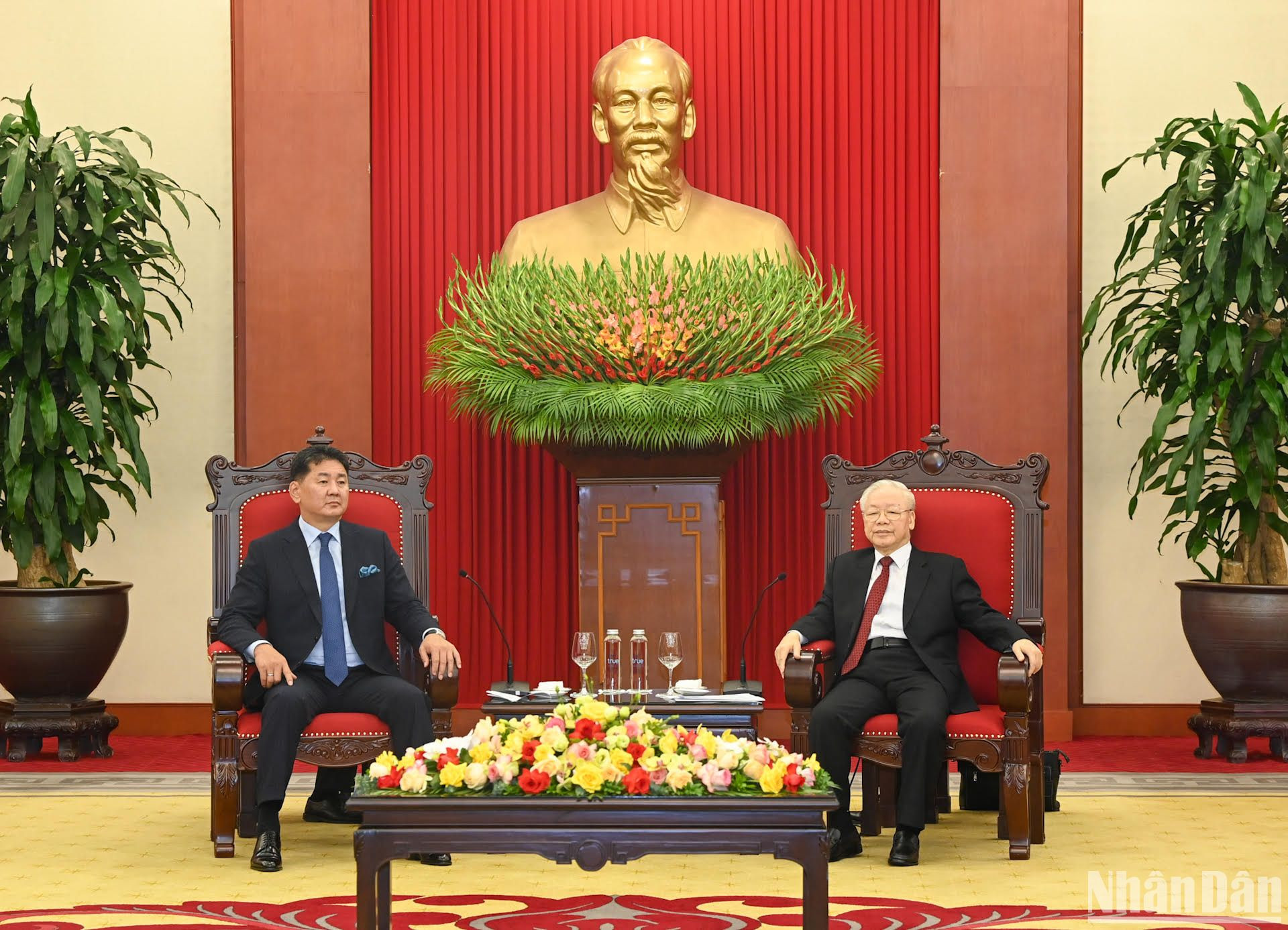 Tổng Bí thư Nguyễn Phú Trọng và Tổng thống Mông Cổ Ukhnaagiin Khurelsukh tại buổi tiếp.