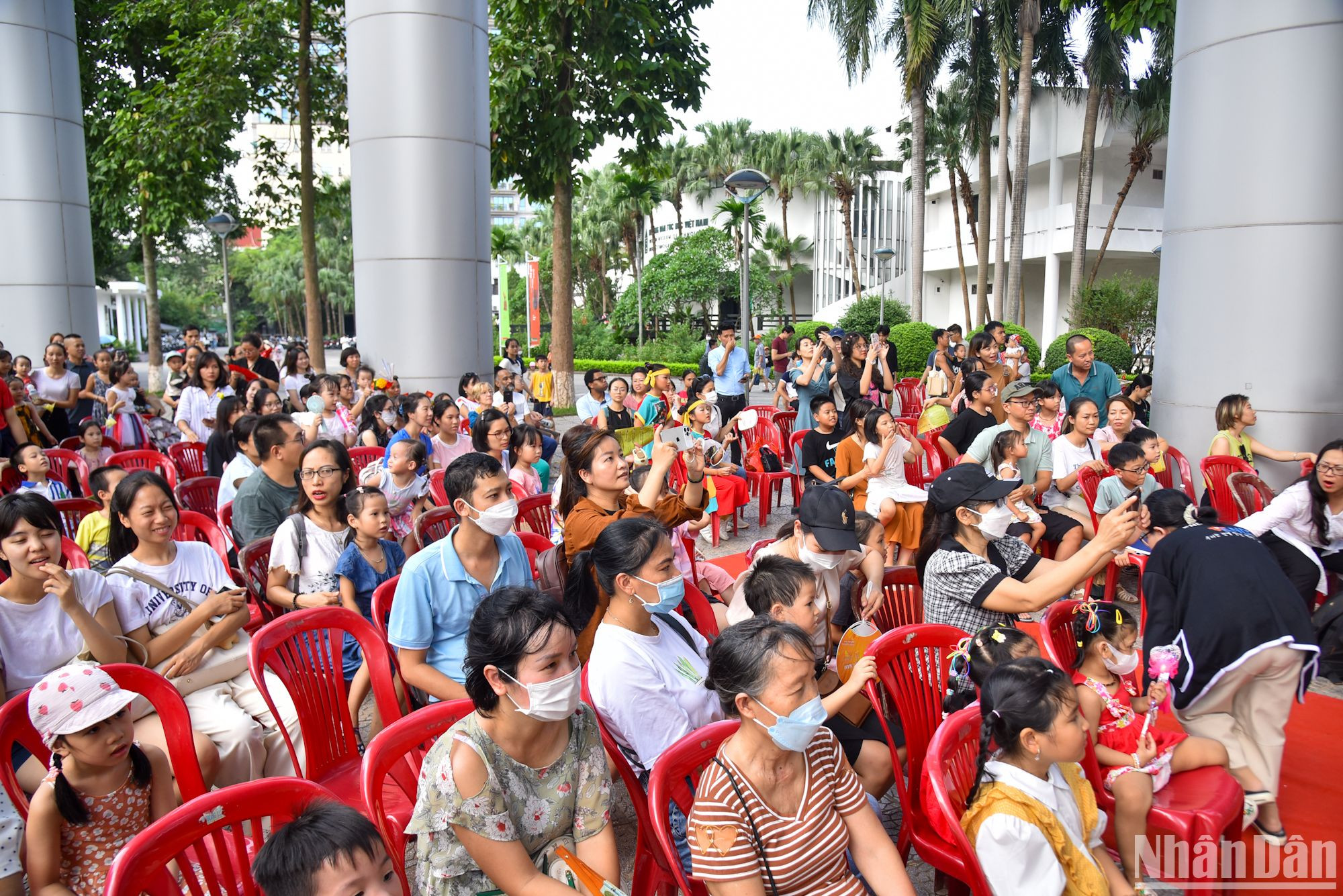 Rất đông du khách tới tham quan vào ngày đầu diễn ra chương trình, đa số là các gia đình đưa con nhỏ đến vui chơi dịp cuối tuần.