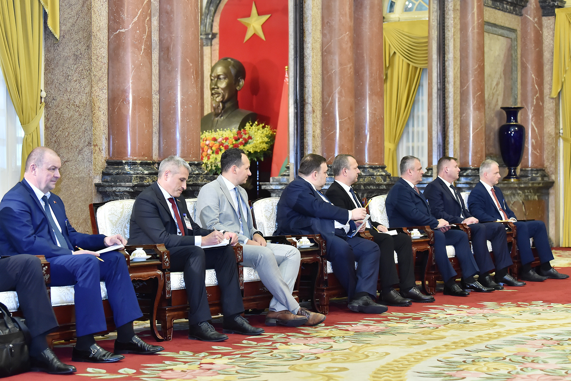 Đoàn đại biểu tháp tùng Thủ tướng Cộng hòa Belarus Roman Golovchenko tham dự buổi tiếp.
