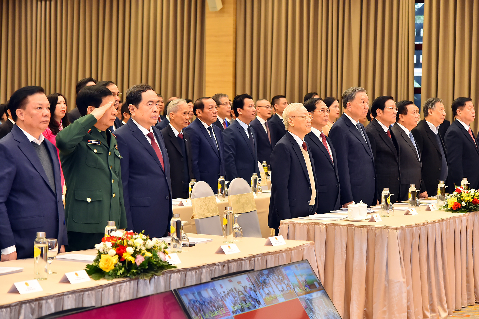 Tổng Bí thư Nguyễn Phú Trọng cùng các đồng chí lãnh đạo Đảng, Nhà nước và các đại biểu thực hiện nghi lễ chào cờ tại phiên khai mạc Hội nghị Ngoại giao lần thứ 32.