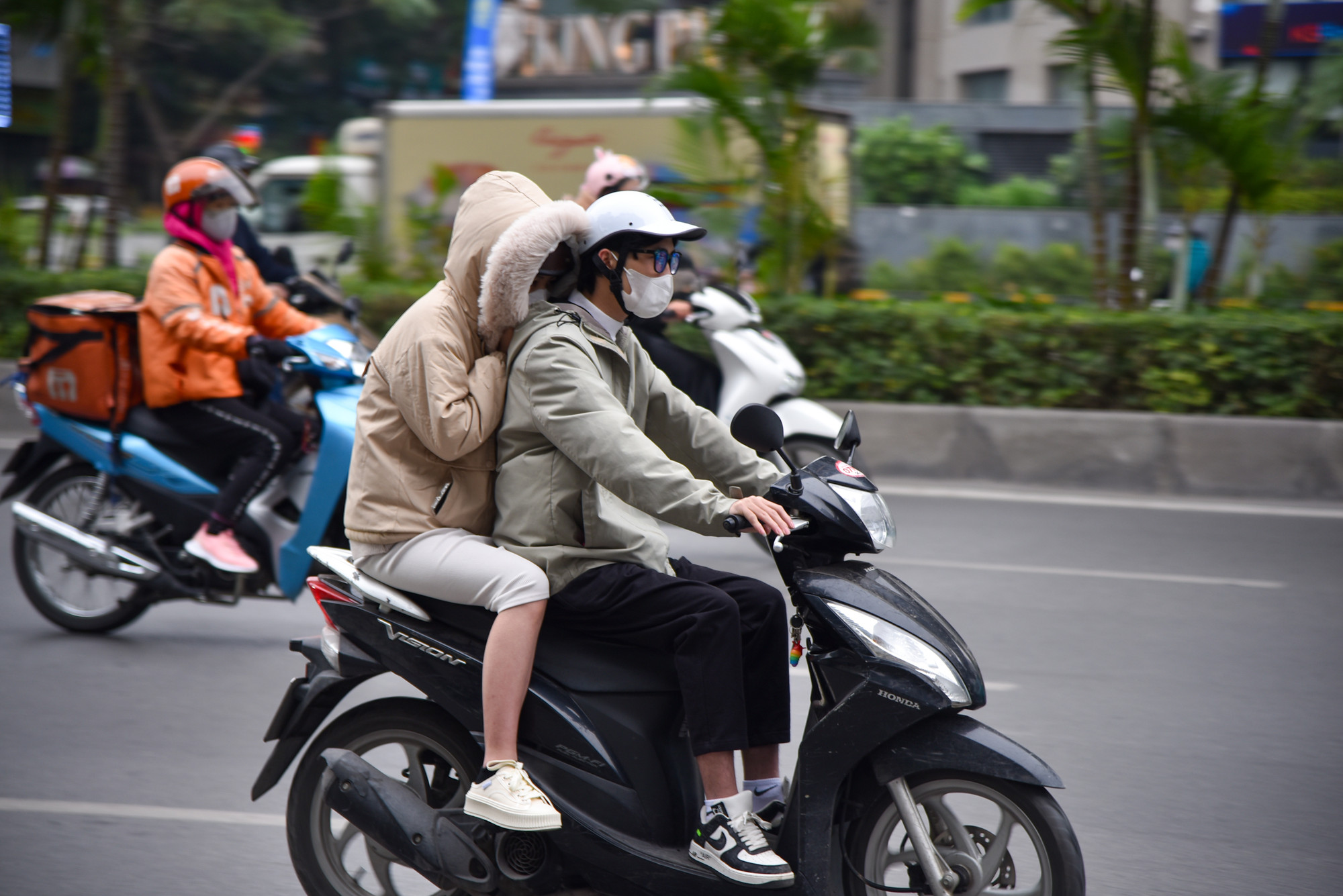 Dù đã mặc áo ấm nhưng nhiều người dân vẫn co ro vì lạnh.