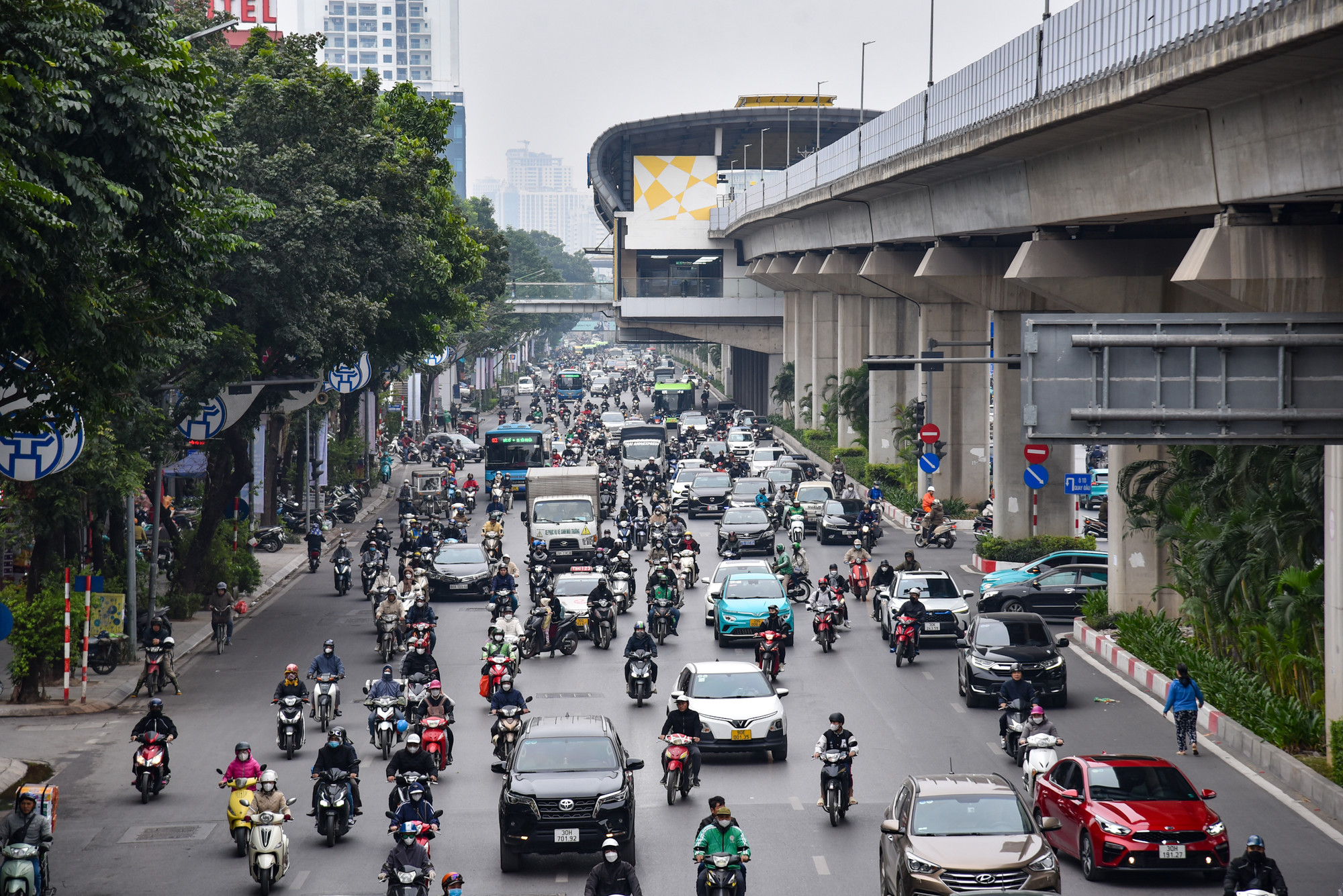 Theo phóng viên ghi nhận sáng ngày 18/12, giao thông tại Thủ đô khá thông thoáng, ít xảy ra tình trạng tắc đường kéo dài, người dân di chuyển thuận lợi.