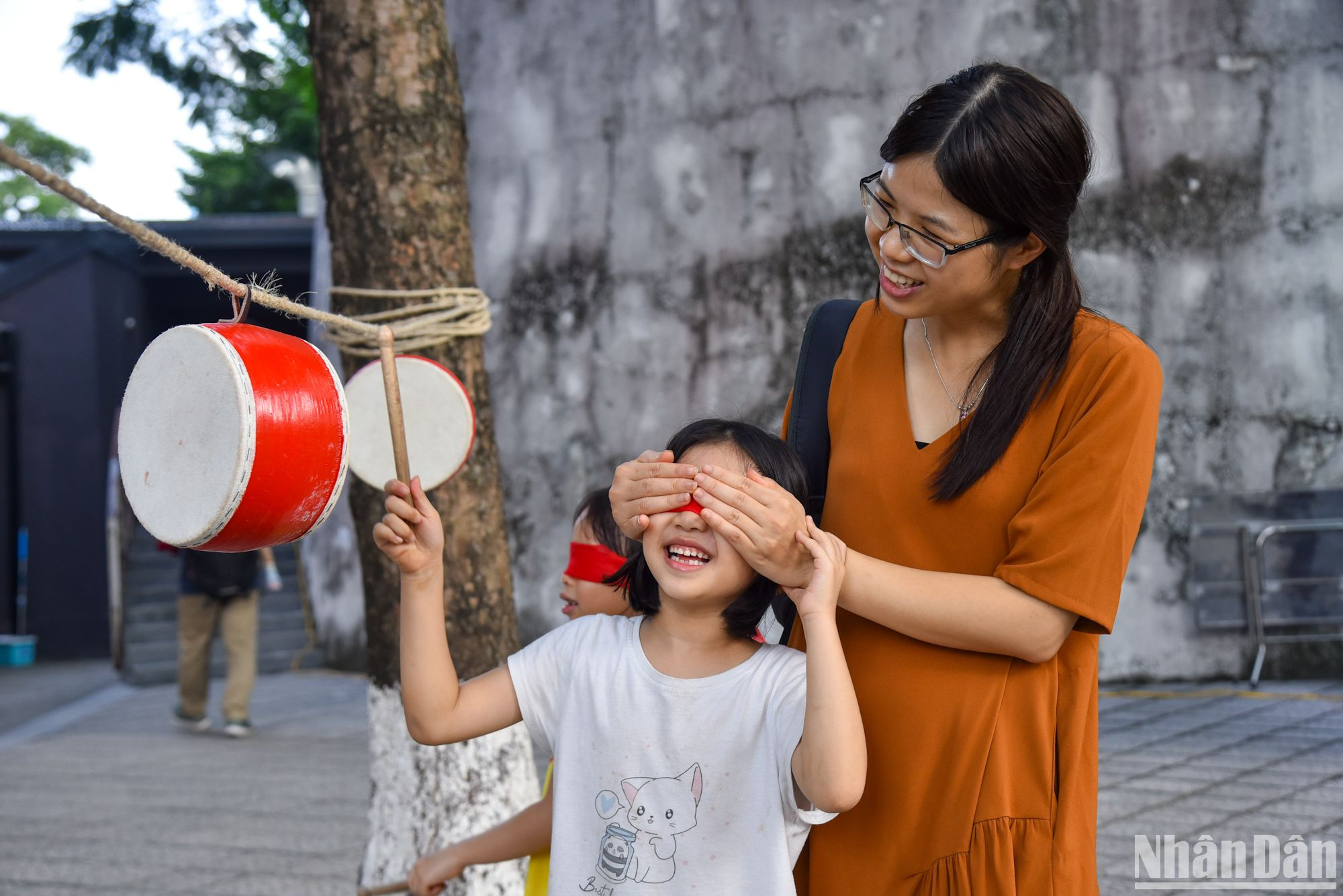 Trò chơi dân gian bịt mắt đánh trống.