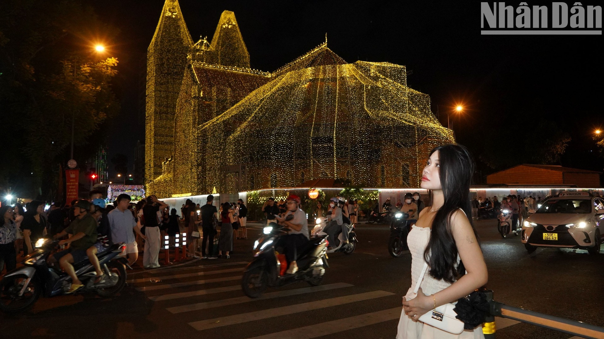 Những cô thiếu nữ tranh thủ lưu lại những khoảnh khắc trong đêm Giáng sinh.