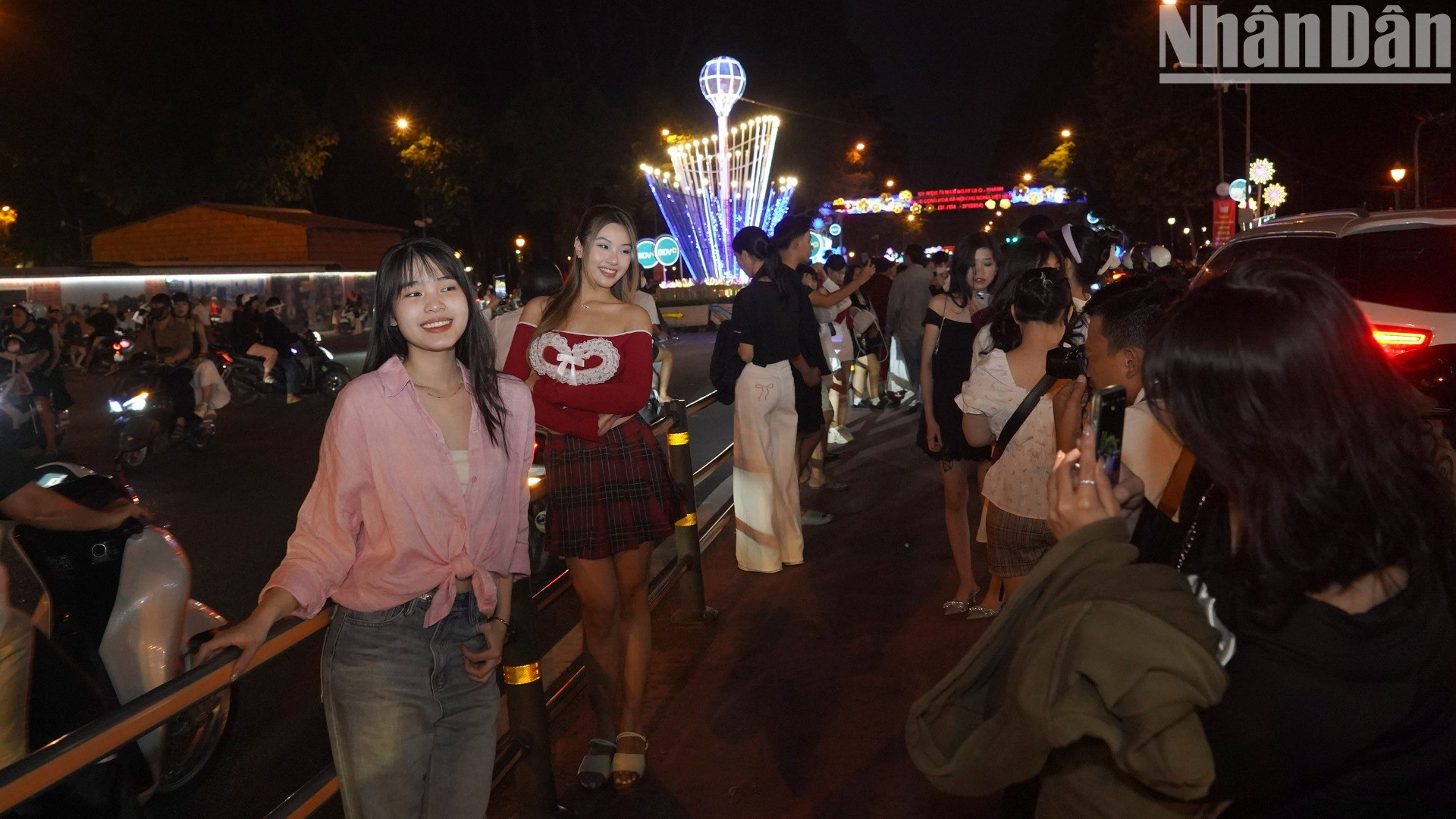 Năm nay, Nhà thờ Đức Bà như được khoác tấm áo mới với dàn đèn led trang trí phủ kín từ hai đỉnh tháp xuống phía dưới, trở thành điểm nhấn cho mùa lễ hội của thành phố.