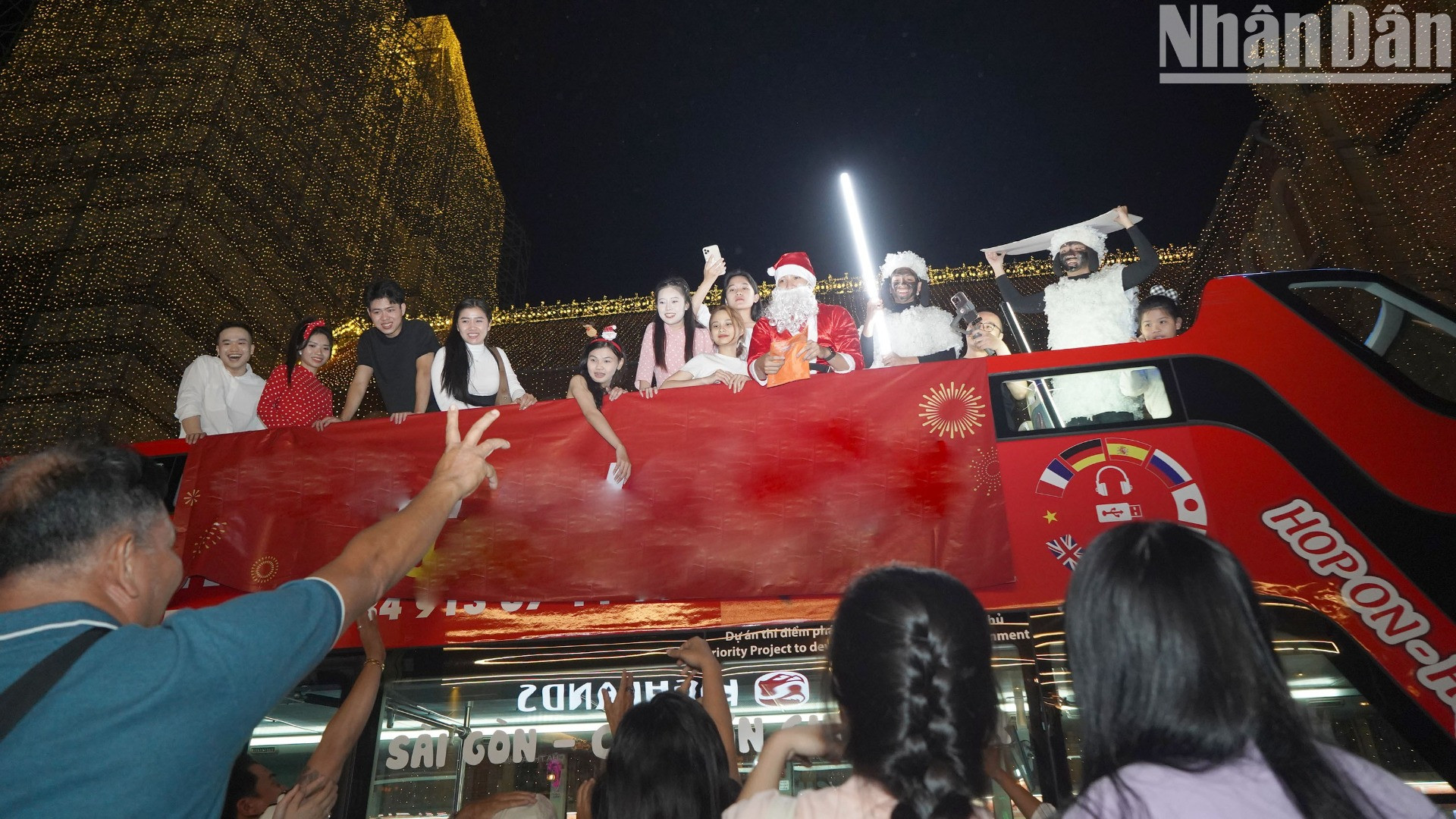 Hay những món quà đầy ý nghĩa trao tay từ Ông già Noel.