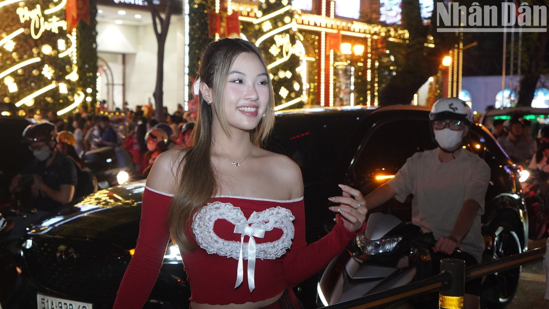 Không khí lễ hội tràn ngập, từ những con đường tới hẻm nhỏ… đều được trang hoàng bằng những ánh đèn lấp lánh, cây thông xanh tươi và các tiểu cảnh sắc màu thu hút đông đảo các bạn trẻ chụp ảnh.