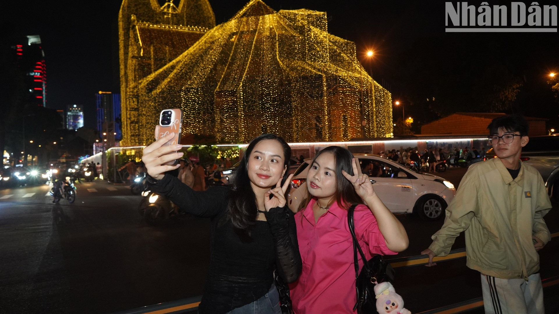 Tọa lạc ở vị trí trung tâm quận 1, Nhà thờ Đức Bà đã thu hút đông đảo người dân, du khách trong và ngoài nước đến tham quan, chụp ảnh để lưu giữ những khoảnh khắc đáng nhớ cùng người thân, bạn bè.