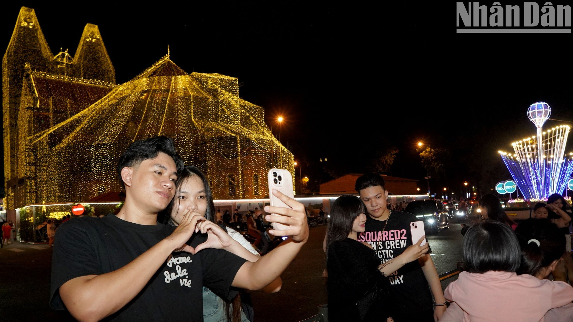 Nhà thờ Đức Bà đã thu hút đông đảo người dân, du khách trong và ngoài nước đến tham quan, chụp ảnh để lưu giữ những khoảnh khắc đáng nhớ cùng người thân, bạn bè.