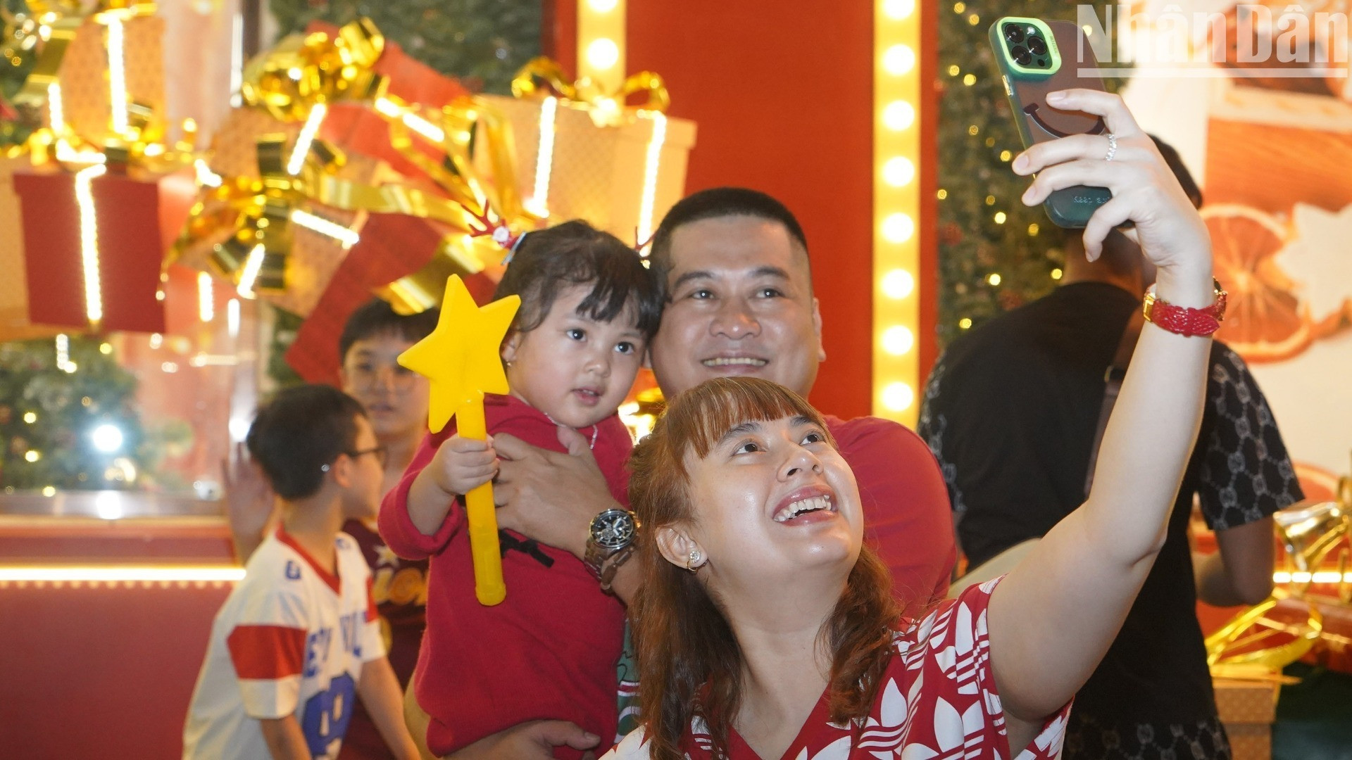 Khoảnh khắc đẹp của một gia đình với các tiểu cảnh trong đêm Giáng sinh.