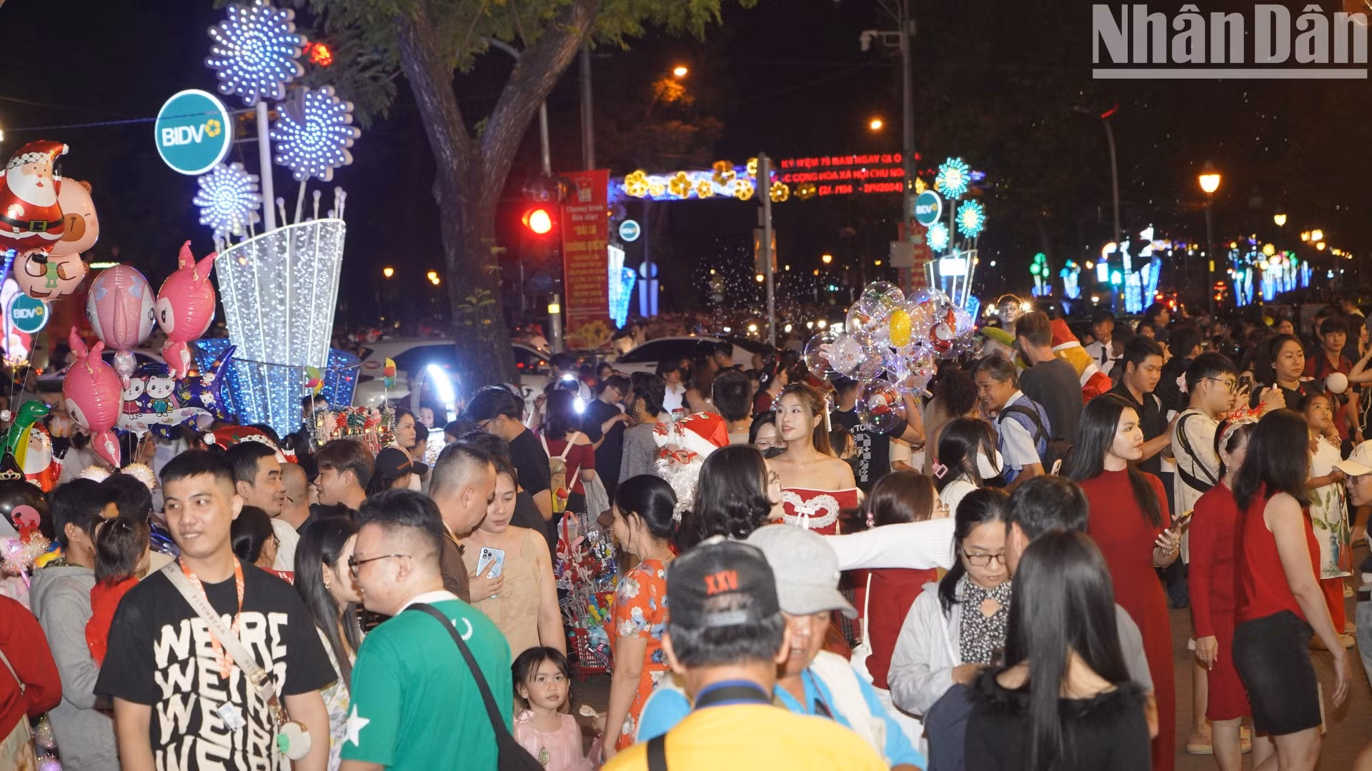 Không khí lễ hội tràn ngập, từ những con đường đến các con hẻm nhỏ… Không khí lễ hội tràn ngập, từ những con đường đến các con hẻm nhỏ…