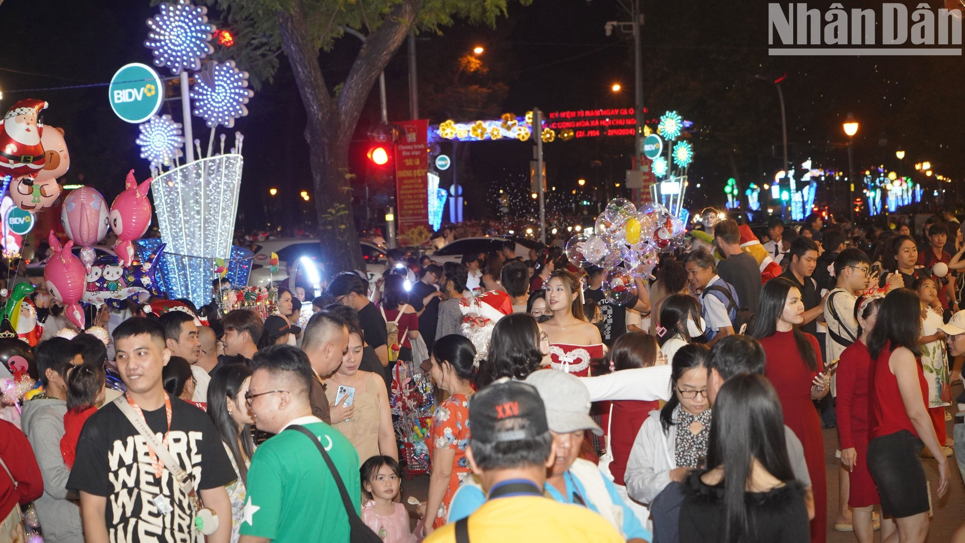 Không khí lễ hội tràn ngập, từ những con đường đến các con hẻm nhỏ…