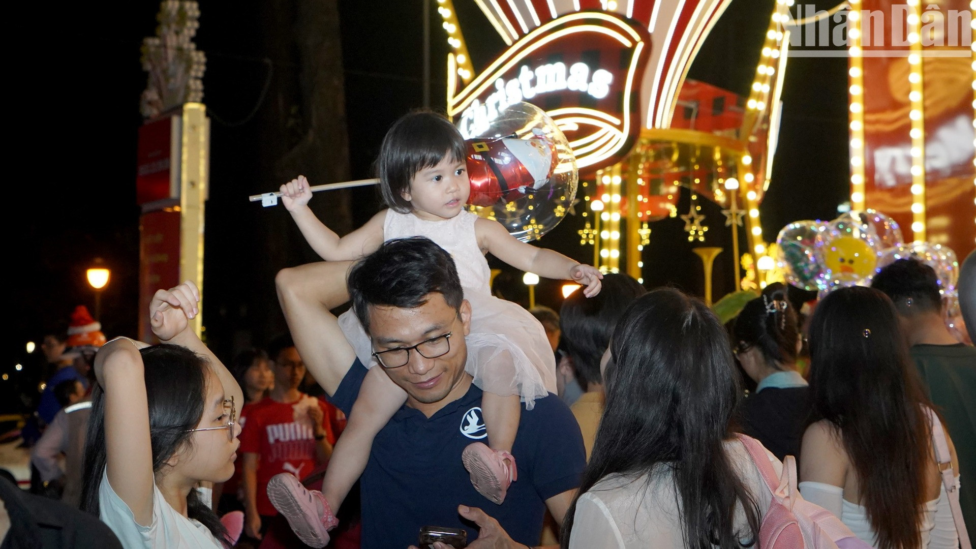 Không gì xa lạ với các em nhỏ đó là được cầm trên tay bóng bóng Ông già Noel xinh xắn.