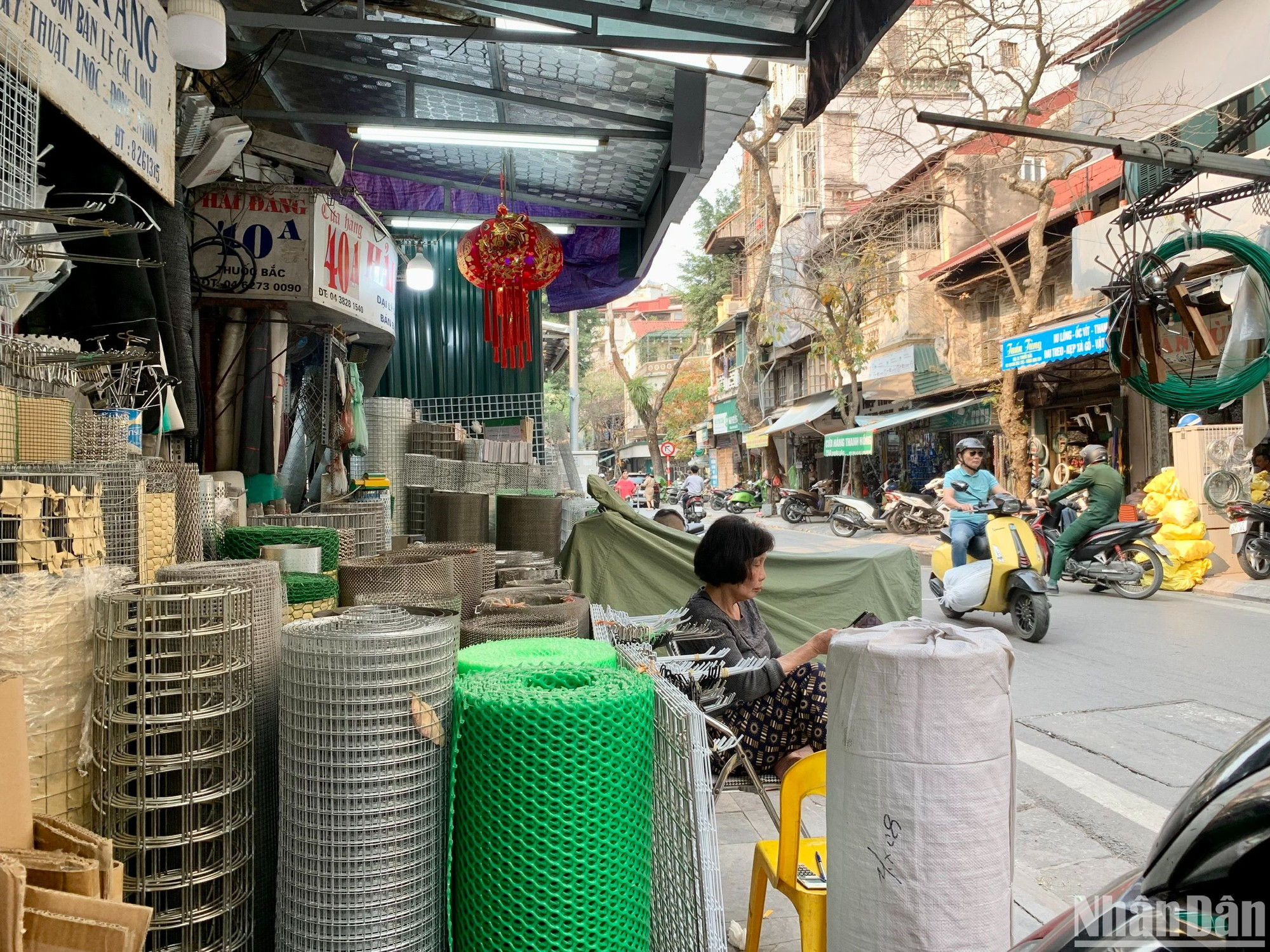 Lưới thép bày tràn lan kín vỉa hè trên phố Thuốc Bắc. (Ảnh: Bích Thu)