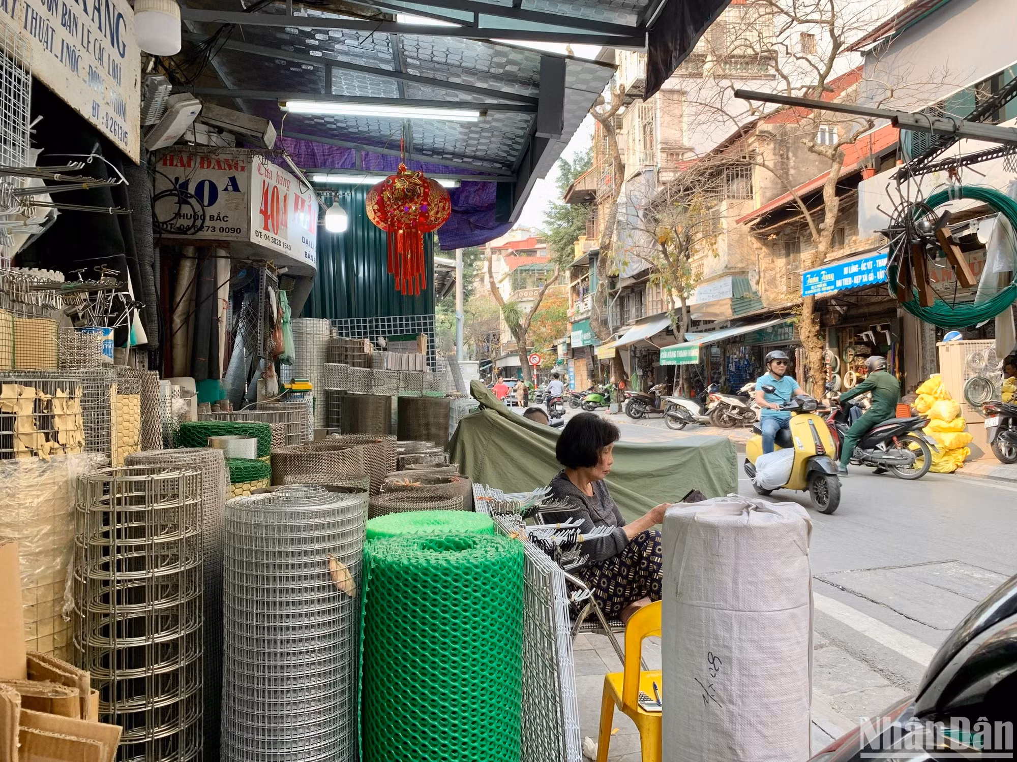 Lưới thép bày tràn lan kín vỉa hè trên phố Thuốc Bắc. (Ảnh: Bích Thu)