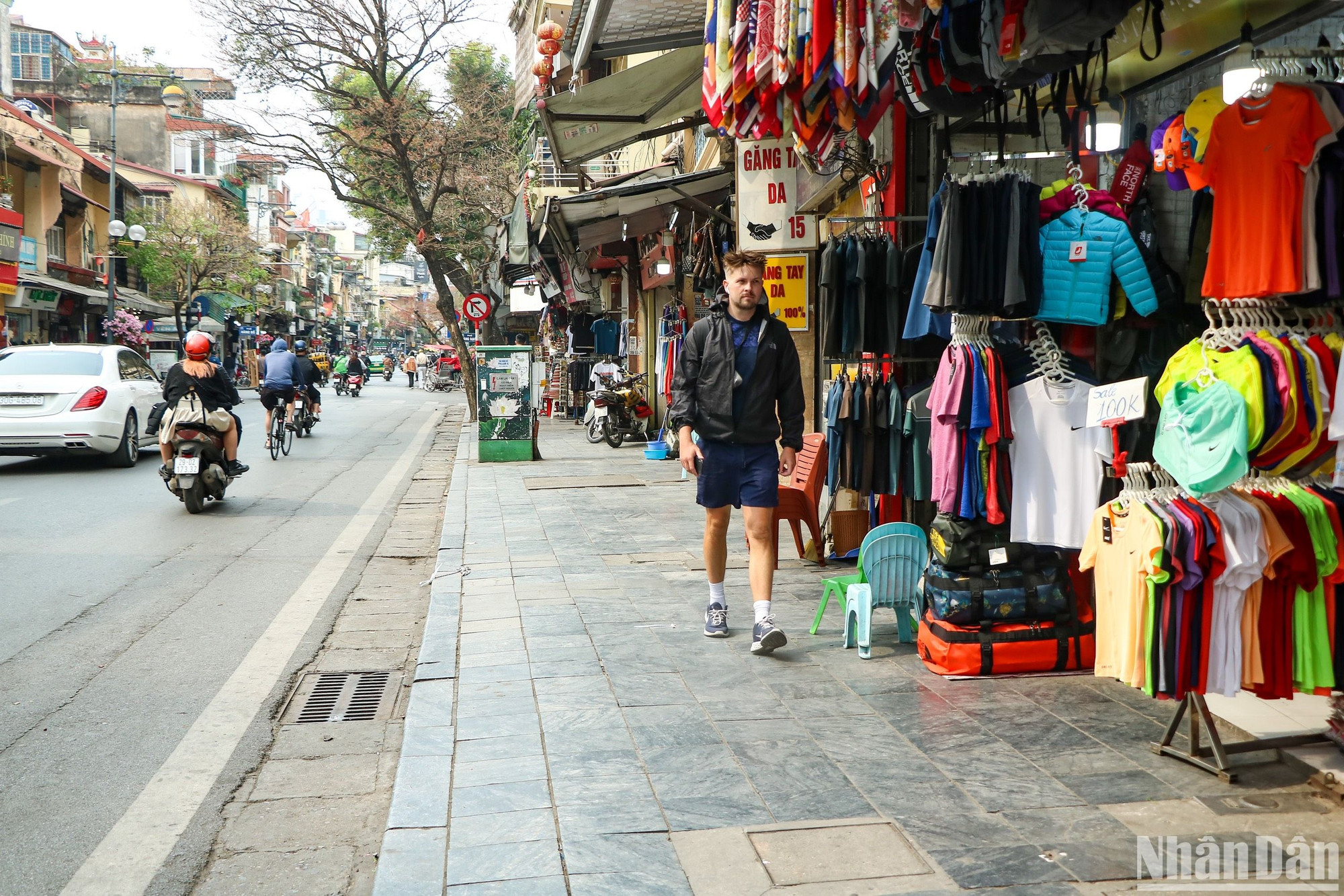 Sau gần 1 tháng ra quân lập lại trật tự vỉa hè, khách du lịch thoải mái tản bộ trên phố Hàng Đào. (Ảnh: Nhật Quang)