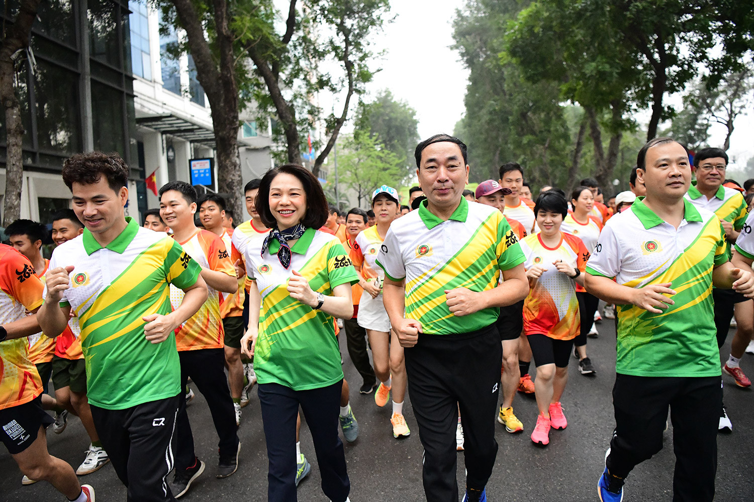 Thứ trưởng Công an Trần Quốc Tỏ và các đại biểu cùng sải bước trong lễ khởi động đường chạy Vì an ninh nhân dân, lan tỏa ý chí bền bỉ và tinh thần cống hiến vì cộng đồng. Thứ trưởng Công an Trần Quốc Tỏ và các đại biểu cùng sải bước trong lễ khởi động đường chạy Vì an ninh nhân dân, lan tỏa ý chí bền bỉ và tinh thần cống hiến vì cộng đồng.