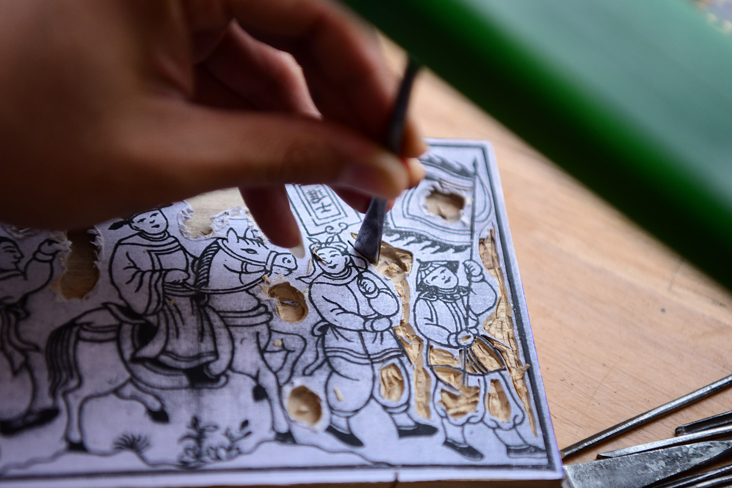 Tranh Đông Hồ không chỉ là những bức họa dân gian, còn là kết tinh của kỹ thuật chế tác truyền thống tinh tế, cùng đó là cách chế tác nguyên liệu màu tranh hoàn toàn tự nhiên. Giấy điệp làm từ vỏ sò nghiền mịn, màu sắc chiết xuất từ cây cỏ như màu đen của than lá tre, đỏ từ sỏi son, vàng của hoa hòe, xanh của lá chàm…