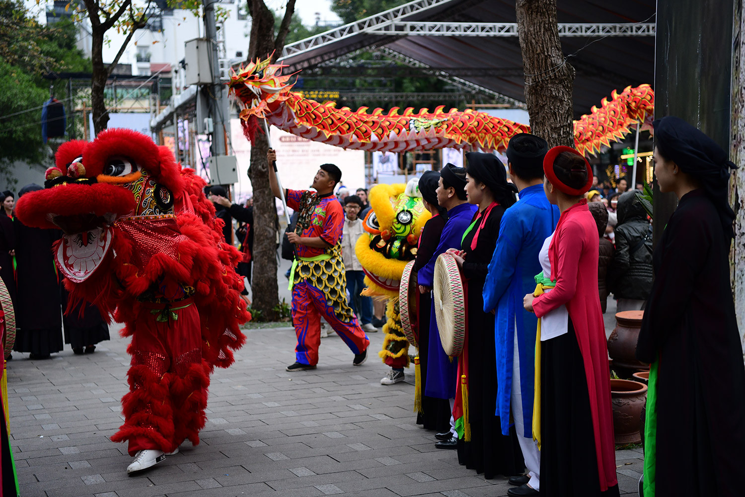 Không gian văn hóa Bắc Ninh-Kinh Bắc giữa lòng Thủ đô tựa bức tranh rực rỡ, nơi những làn điệu quan họ vang vọng, tà áo tứ thân uyển chuyển hòa cùng sắc màu lễ hội, tái hiện một di sản sống động.