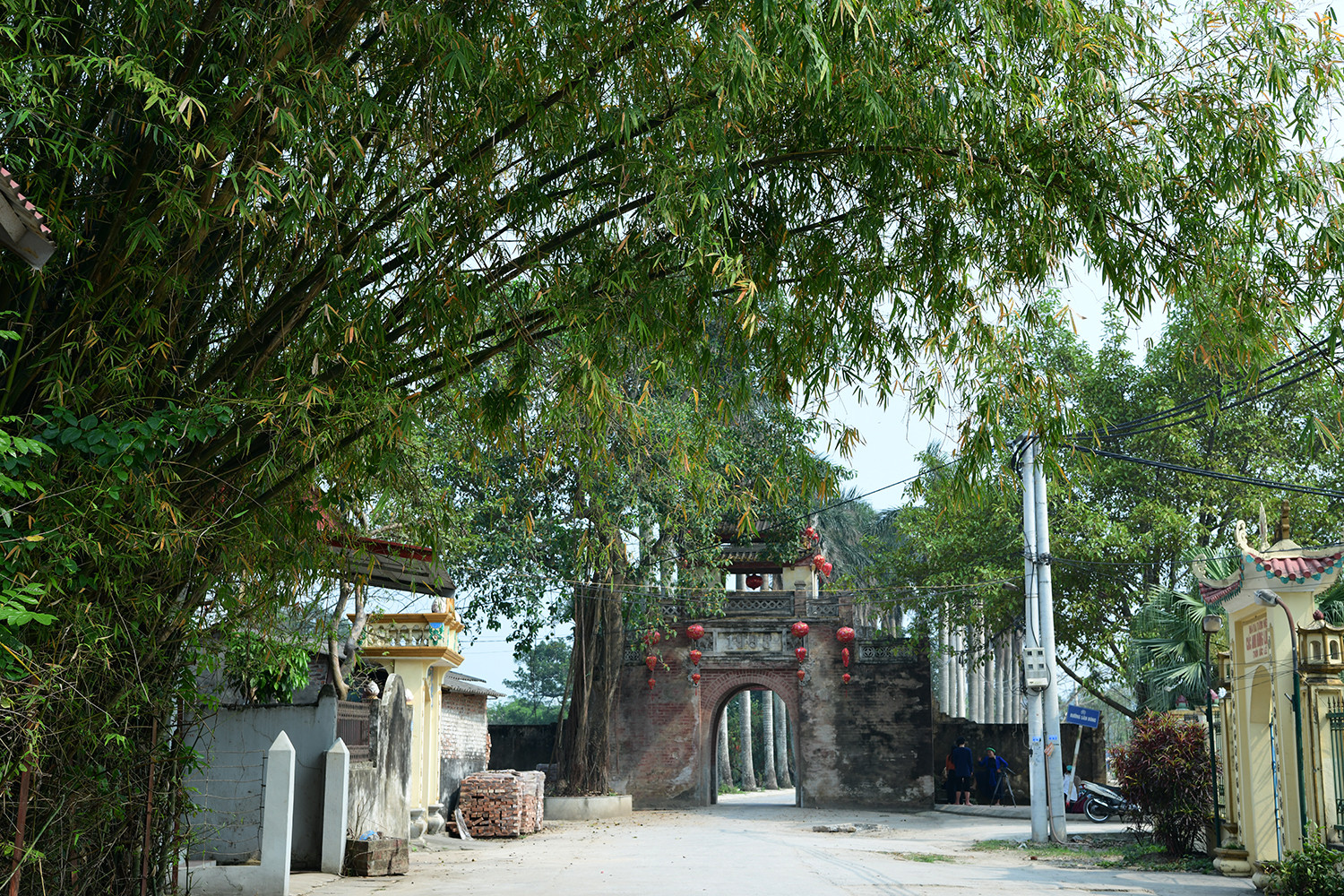 Cùng vẻ đẹp kiến trúc cổ, vào dịp lễ Tết hay hội làng, Ước Lễ lại rộn ràng với những nghi thức rước kiệu, tế lễ... Người dân khoác lên mình trang phục truyền thống, hòa vào những điệu múa cổ, những mâm cỗ đầy ắp như một cách nhắc nhớ về truyền thống của cha ông.