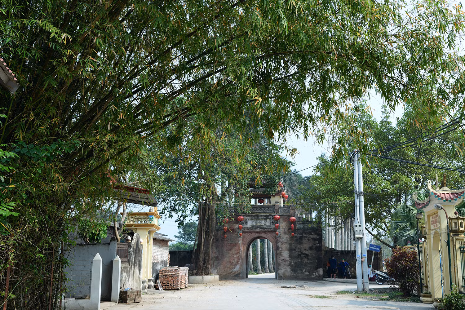 Cùng vẻ đẹp kiến trúc cổ, vào dịp lễ Tết hay hội làng, Ước Lễ lại rộn ràng với những nghi thức rước kiệu, tế lễ... Người dân khoác lên mình trang phục truyền thống, hòa vào những điệu múa cổ, những mâm cỗ đầy ắp như một cách nhắc nhớ về truyền thống của cha ông.