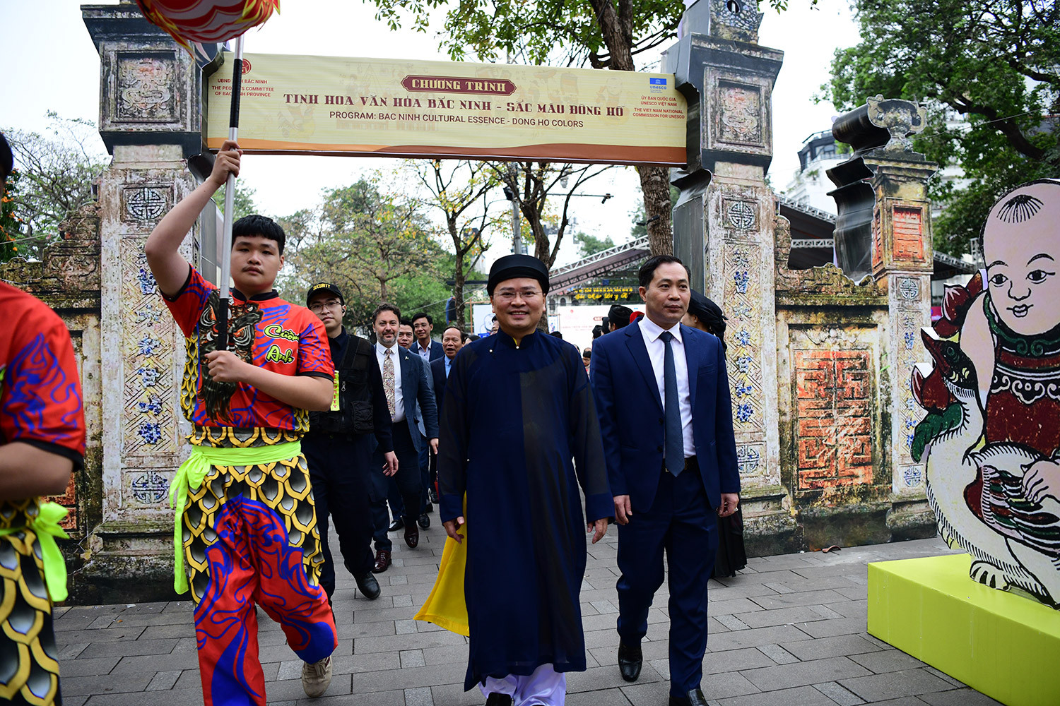 Đồng chí Nguyễn Anh Tuấn, Ủy viên Trung ương Đảng, Bí thư Tỉnh ủy Bắc Ninh dự và tham quan các gian trưng bày tranh Đông Hồ.