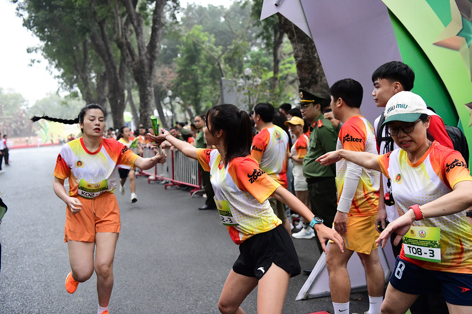 Các vận động viên trong dòng người, trao nhau những cú chạm tay đầy quyết tâm, tiếp sức cho những bước chân mạnh mẽ trên đường chạy Ngày chạy Olympic vì sức khỏe toàn dân. Các vận động viên trong dòng người, trao nhau những cú chạm tay đầy quyết tâm, tiếp sức cho những bước chân mạnh mẽ trên đường chạy Ngày chạy Olympic vì sức khỏe toàn dân.