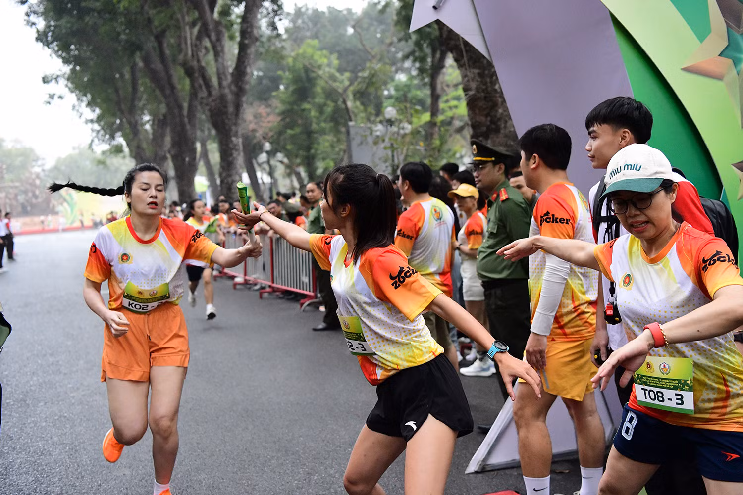 Các vận động viên trong dòng người, trao nhau những cú chạm tay đầy quyết tâm, tiếp sức cho những bước chân mạnh mẽ trên đường chạy Ngày chạy Olympic vì sức khỏe toàn dân. Các vận động viên trong dòng người, trao nhau những cú chạm tay đầy quyết tâm, tiếp sức cho những bước chân mạnh mẽ trên đường chạy Ngày chạy Olympic vì sức khỏe toàn dân.