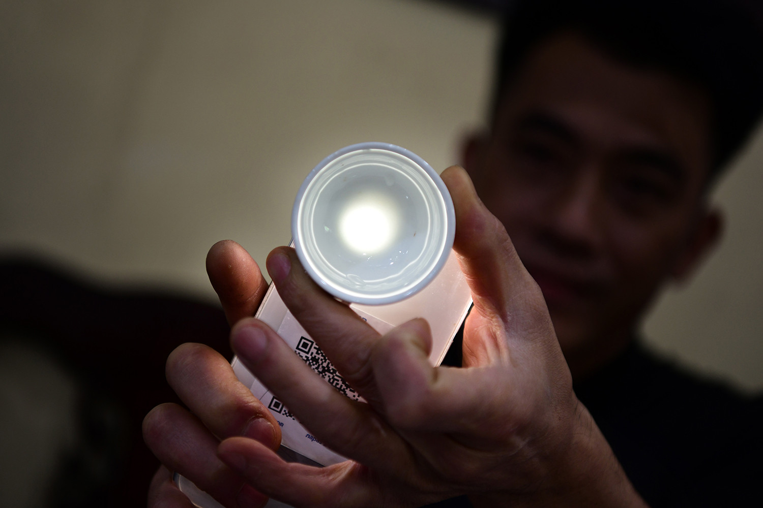 Nét độc đáo của dòng gốm Kim Lan có thể xuyên thấu ánh sáng.