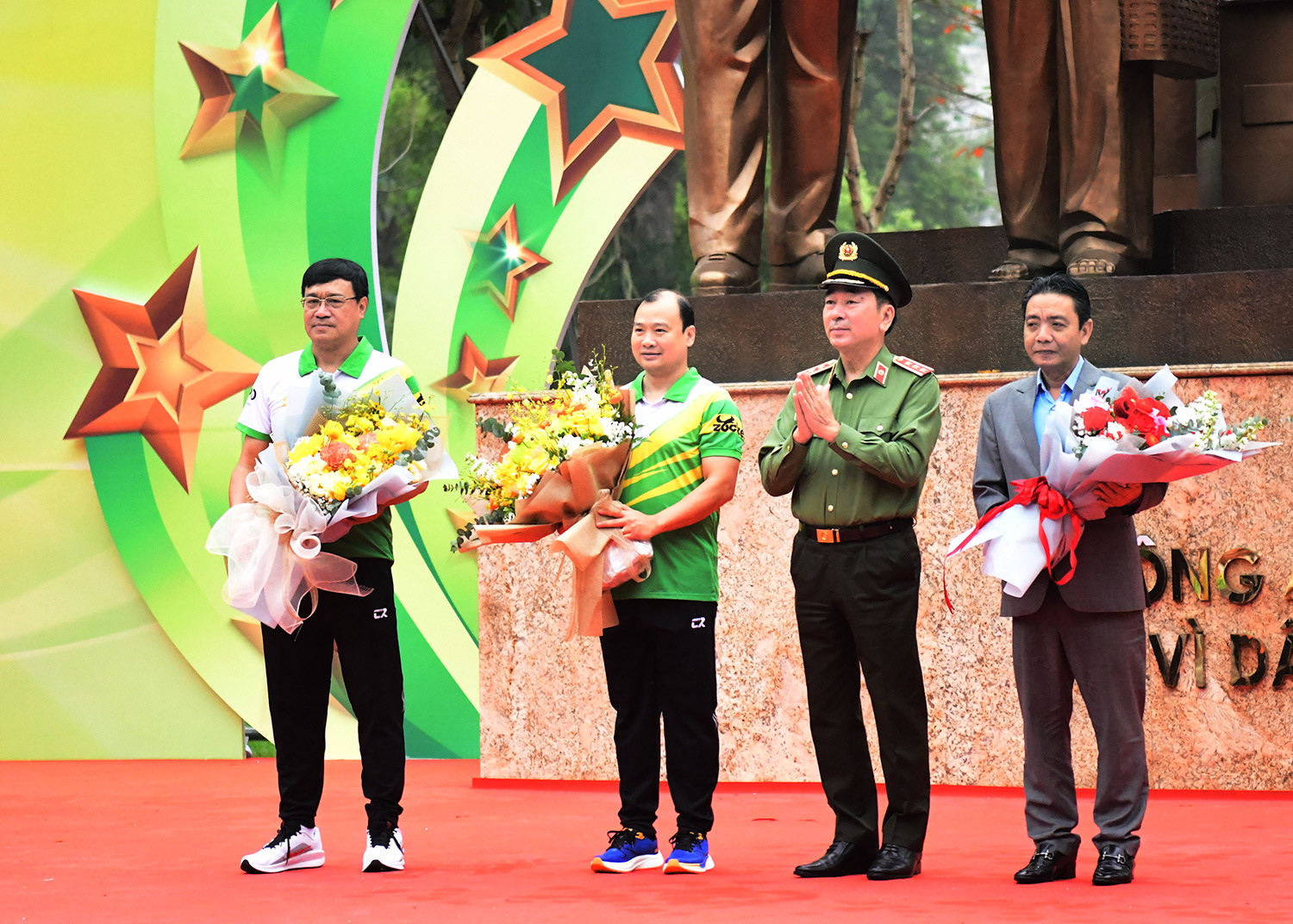 Thứ trưởng Trần Quốc Tỏ tặng hoa lãnh đạo Bộ Văn hóa, Thể thao và Du lịch và Cục Thể dục thể thao. Thứ trưởng Trần Quốc Tỏ tặng hoa lãnh đạo Bộ Văn hóa, Thể thao và Du lịch và Cục Thể dục thể thao.