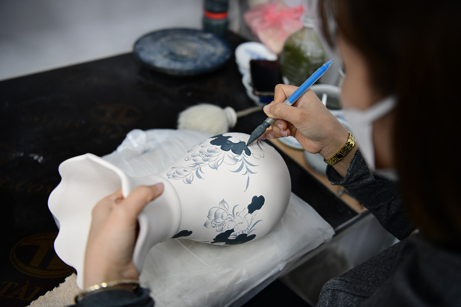 Những nét vẽ gốm tinh tế của người thợ gốm làng Kim Lan.