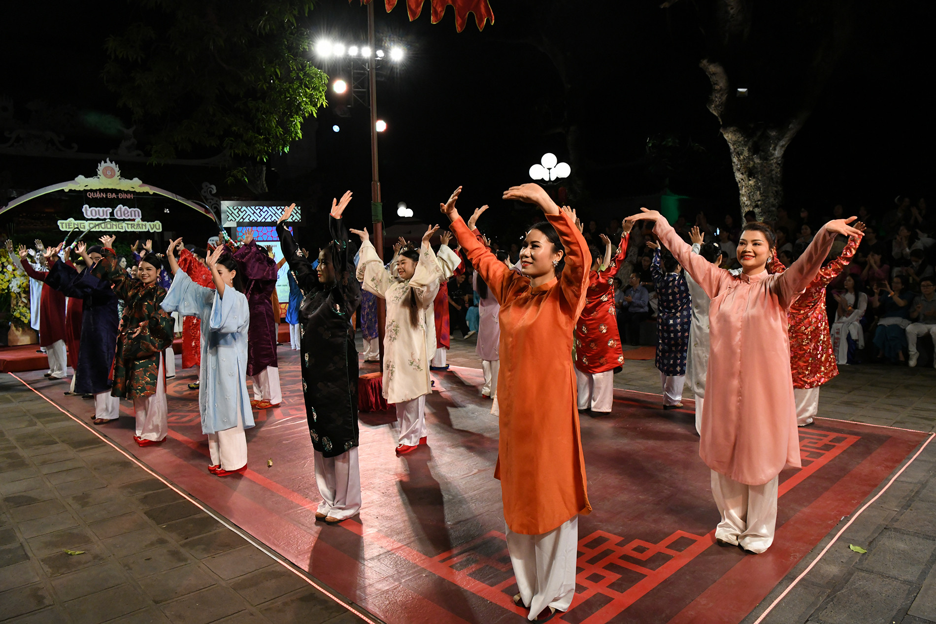 Tour du lịch đêm mang tới những nét văn hóa độc đáo qua các hoạt động biểu diễn nghệ thuật, tái hiện lịch sử, trải nghiệm trà đạo, thư pháp, đồ đồng, cổ phục, cùng thưởng thức trà Đào Bích - thức trà đặc biệt được thiết kế riêng cho đền Quán Thánh. Tour du lịch đêm mang tới những nét văn hóa độc đáo qua các hoạt động biểu diễn nghệ thuật, tái hiện lịch sử, trải nghiệm trà đạo, thư pháp, đồ đồng, cổ phục, cùng thưởng thức trà Đào Bích - thức trà đặc biệt được thiết kế riêng cho đền Quán Thánh.