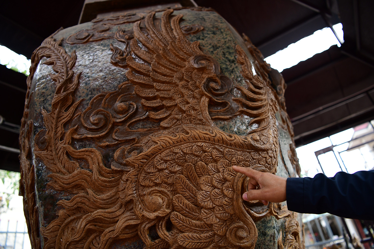 Chóe gốm “Long phụng sum vầy” (cao 3m2) ấn tượng với hoa văn đắp nổi tinh xảo, kết hợp nhuần nhuyễn giữa truyền thống và sáng tạo đương đại.