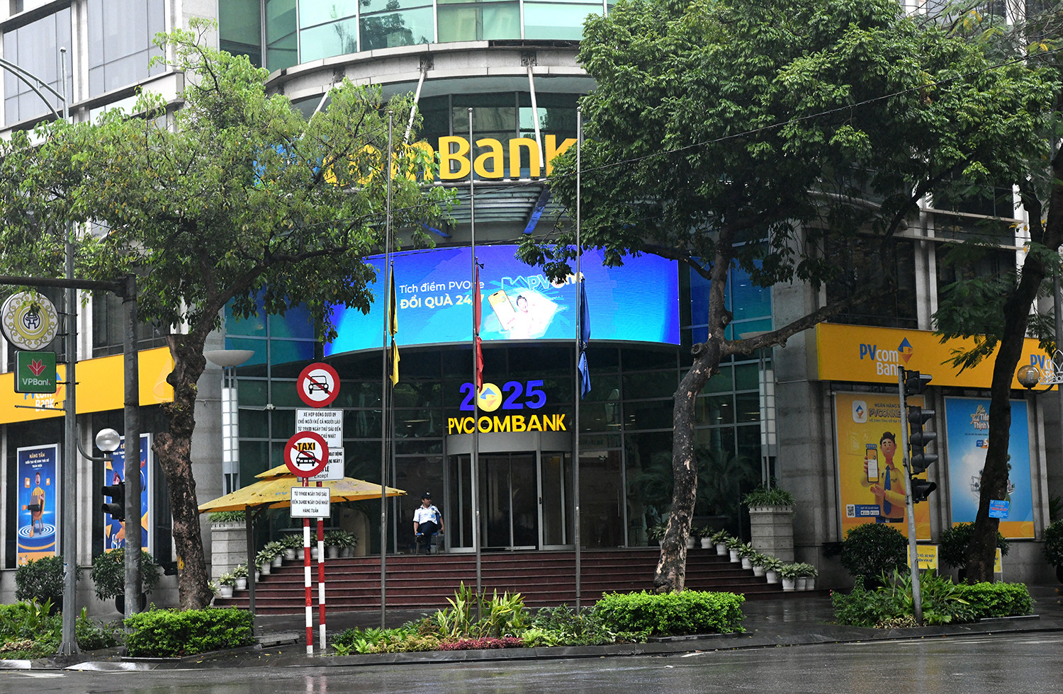 Nhiều đơn vị trên địa bàn Hà Nội thực hiện treo cờ rủ, thể hiện niềm tiếc thương với người bạn lớn của nhân dân Việt Nam.