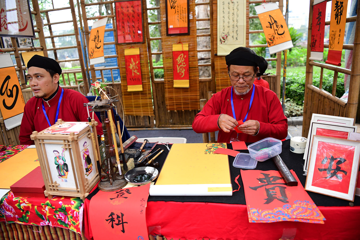 Tinh hoa văn hóa Bắc Ninh - Sắc màu Đông Hồ còn giới thiệu những di sản văn hóa đặc sắc qua các sản phẩm làng nghề truyền thống như gốm Phù Lãng, đúc đồng Đại Bái, mây tre đan Xuân Hội, gỗ mỹ nghệ Phù Khê, Đồng Kỵ; cùng các sản phẩm OCOP Bắc Ninh, đặc sản “Quà quê Quan họ” và trình diễn nghệ thuật thư pháp từ Câu lạc bộ Thư pháp Bắc Ninh.
